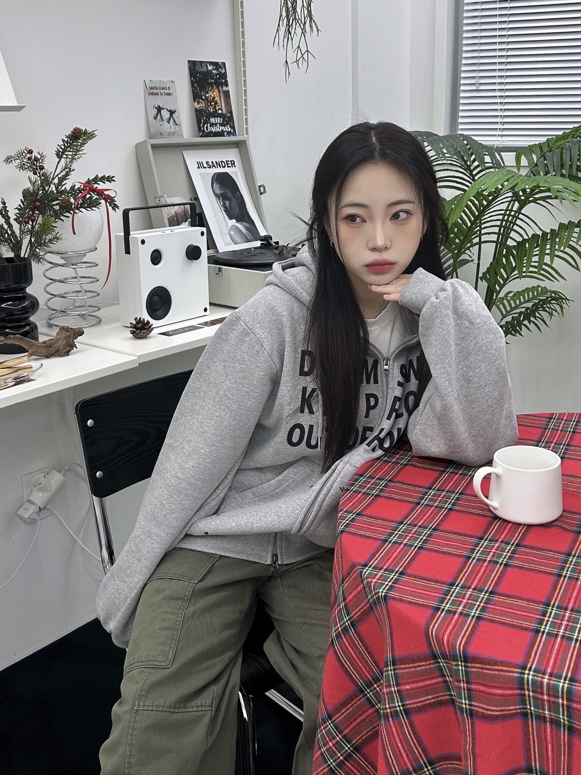 SLOW RECORD HOUSE Typo Star Hood Zip-Up Grey 착용 스타일 - 3