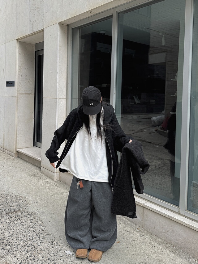 Y-3 Dad Cap Black, UGG Tasman Slipper Chestnut 착용 스타일 - 1