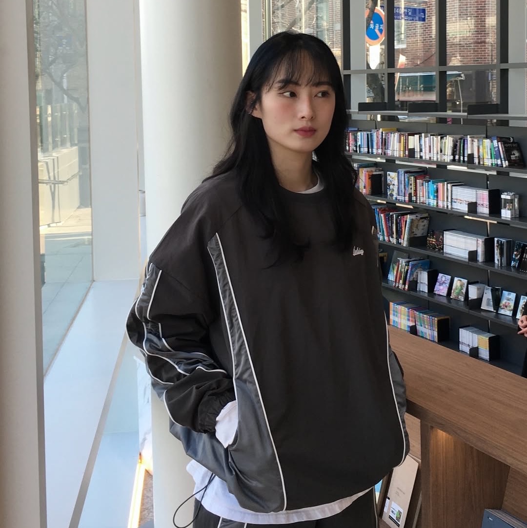 Express Holiday Essential Nylon Pullover Beige, Express Holiday Essential Nylon Pullover Charcoal 착용 스타일 - 3