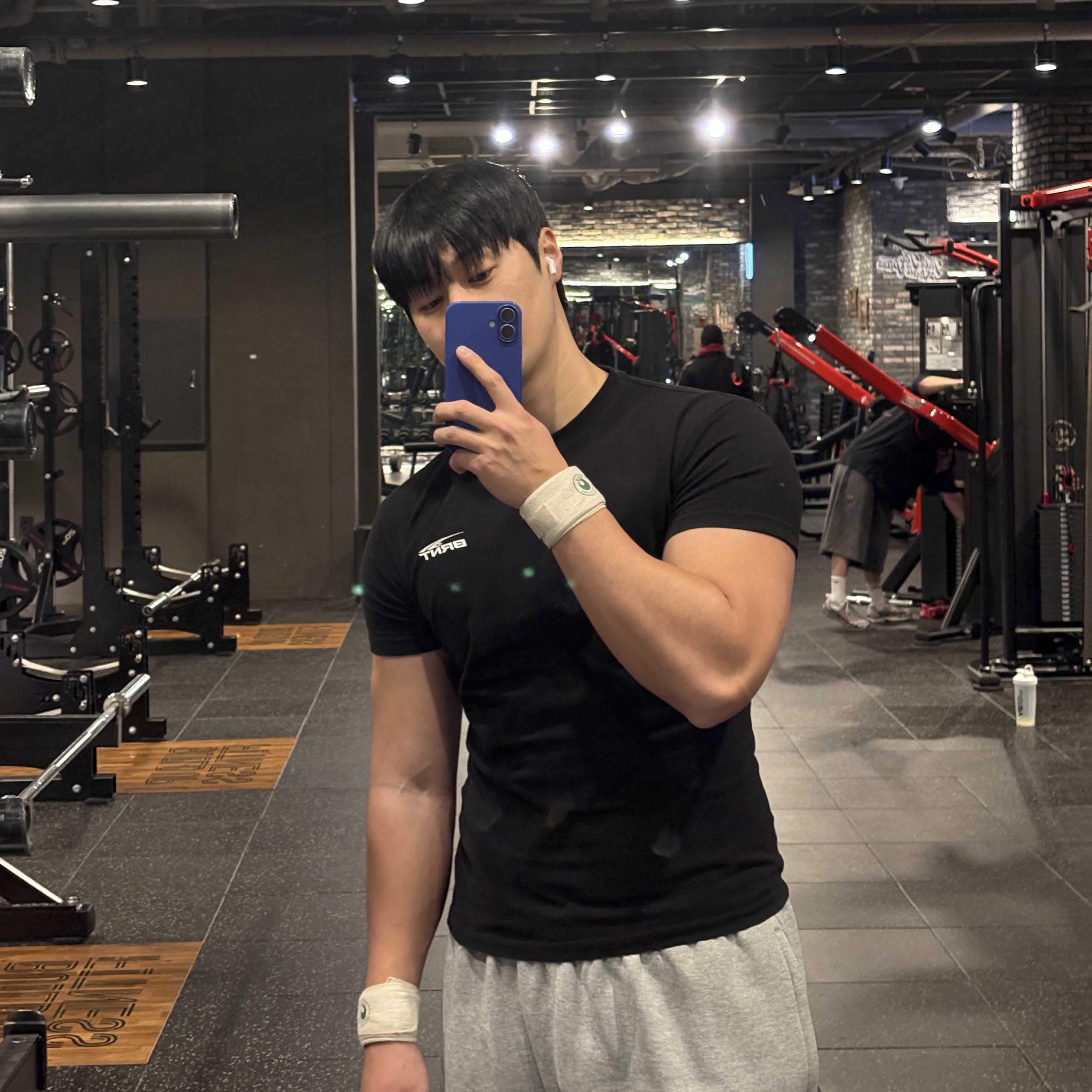 BORN TO WIN Brnt Back Logo Muscle Fit T-Shirts Black 착용 스타일 - 2