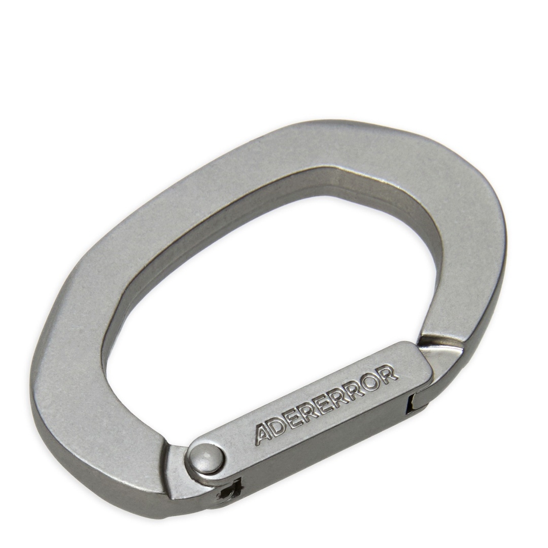 Ader Error Carve Carabiner Silver 착용 스타일 - 1