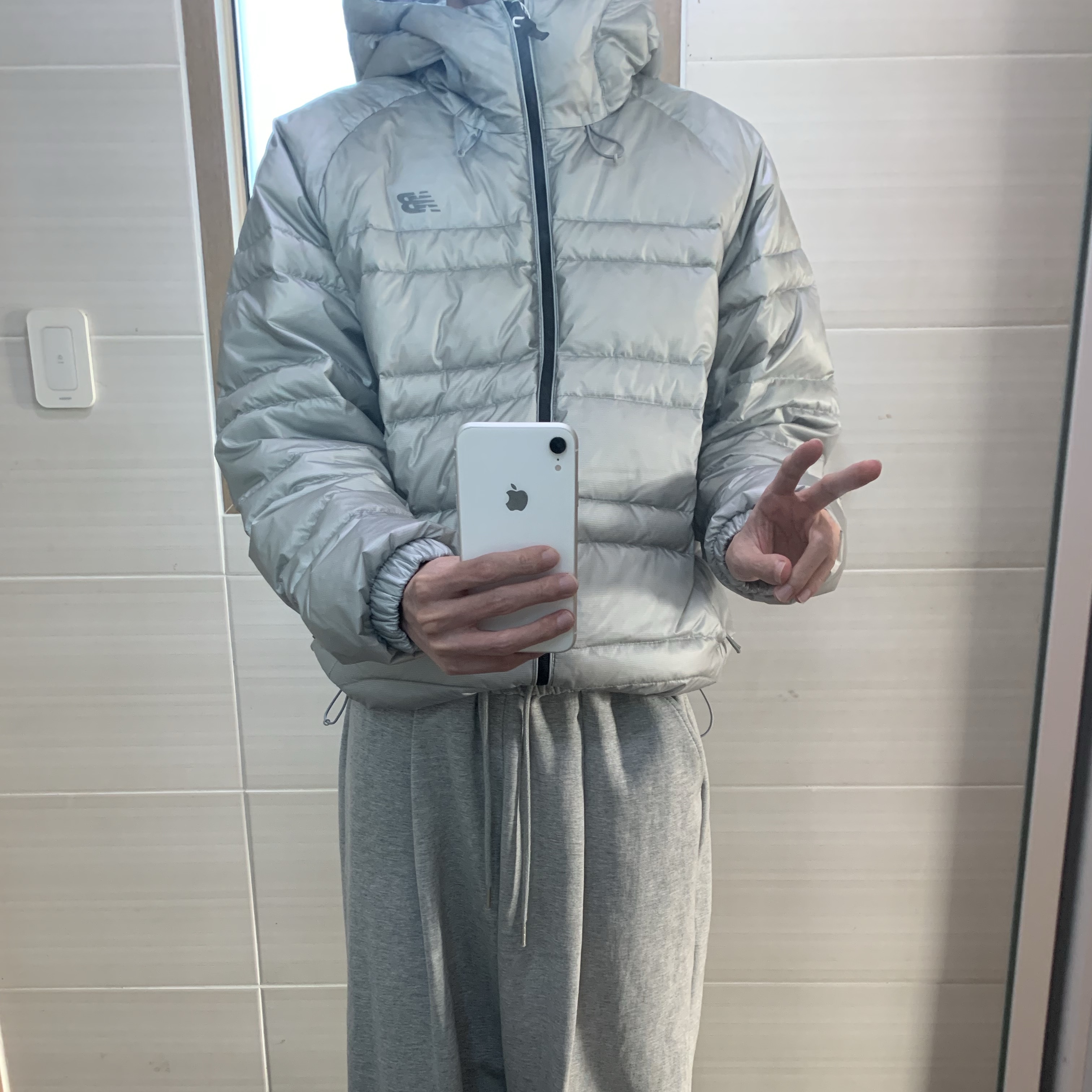 New Balance Flying 77 Superlight Hooded Goose Down Jacket Light Gray 착용 스타일