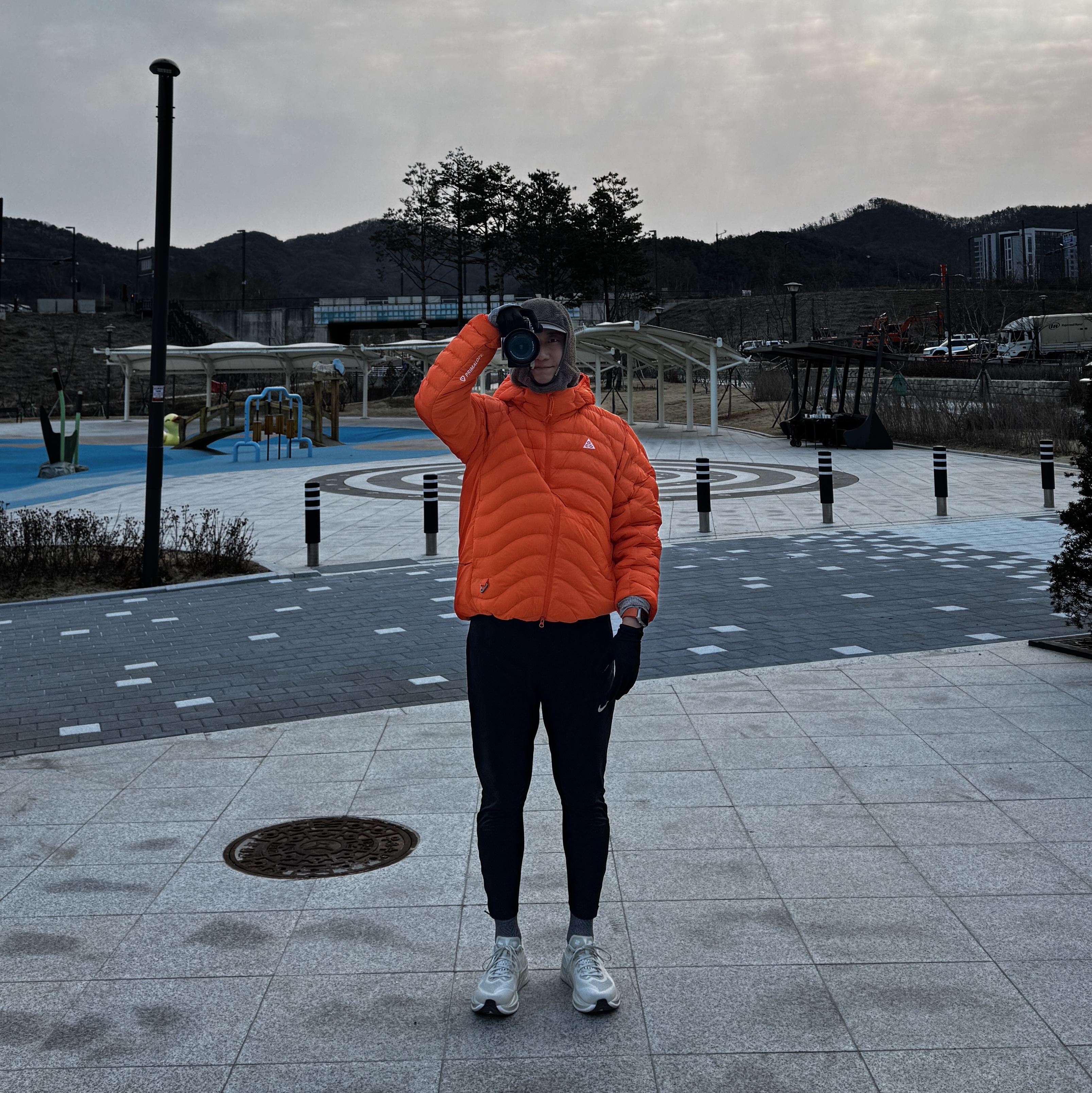 Roa Light Down Jacket Olive Branch, Roa Hiking Grid Hoodie Black 착용 스타일 - 3