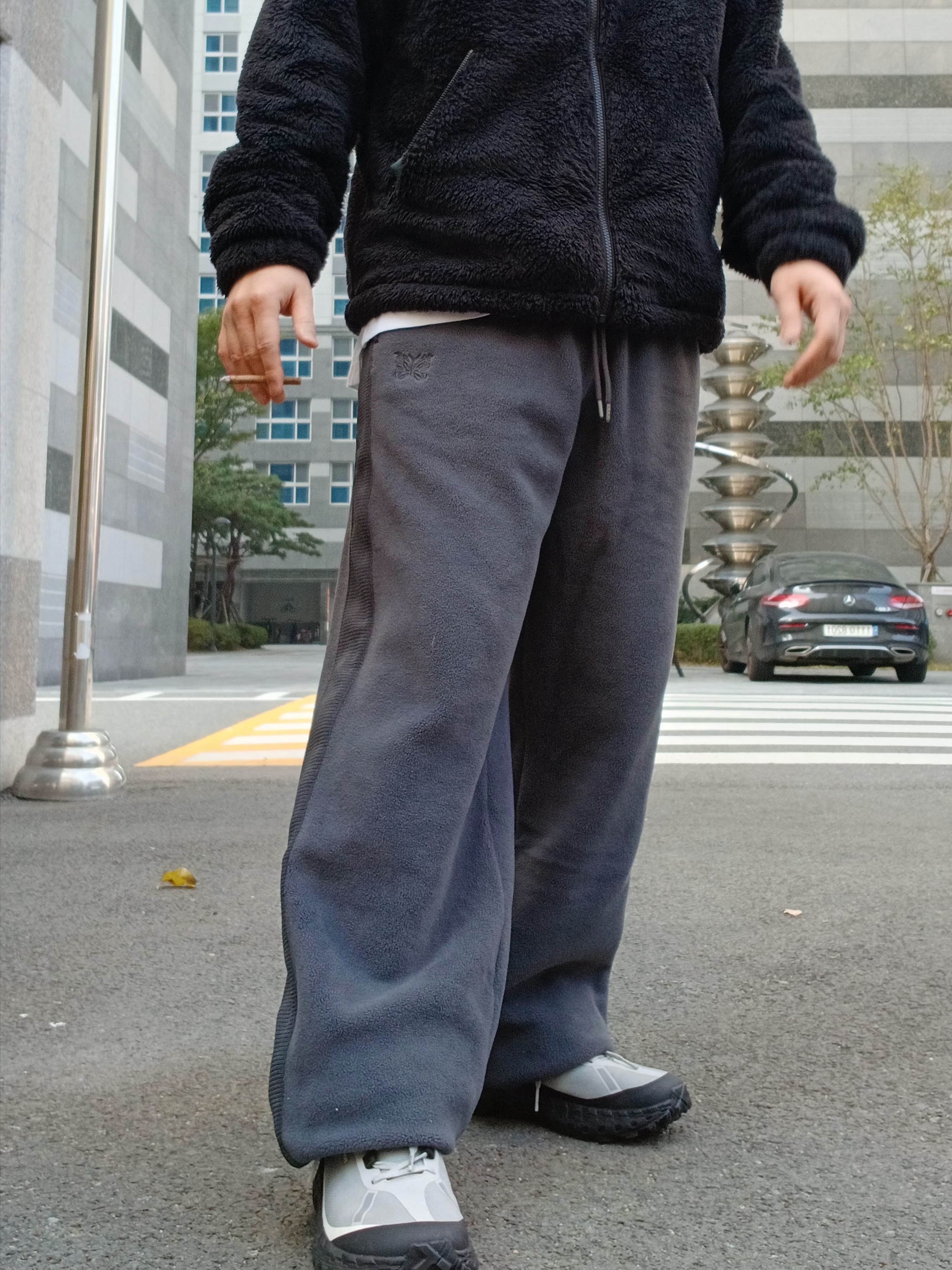 Uniqlo x Needles Fleece Wide Pants Dark Gray - KR, Uniqlo x Needles Fleece Jacket Black - KR 착용 스타일 - 8