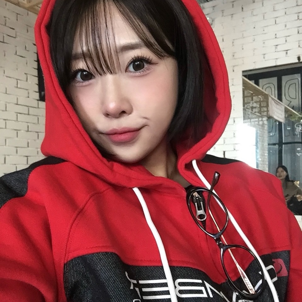 SPORT CHAMBER SC Core Denim Hood Zip Up Red 착용 스타일 - 4