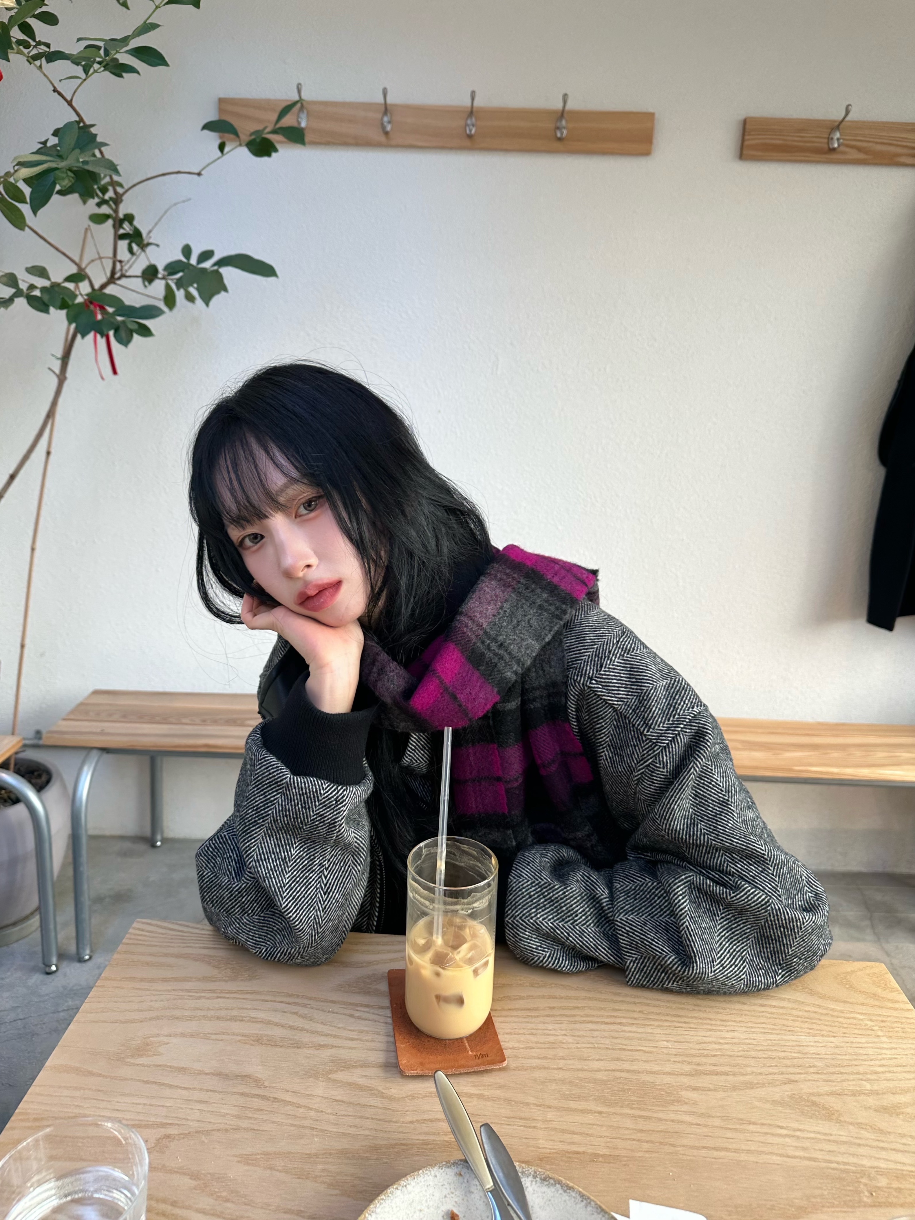 Hysteric Glamour MAC.N Guitar Girl Check Scarf Purple, Saint Laurent Black Monogram Niki Medium Bag with Silver Chain Strap in Crinkled Vintage Leather Black 착용 스타일 - 4