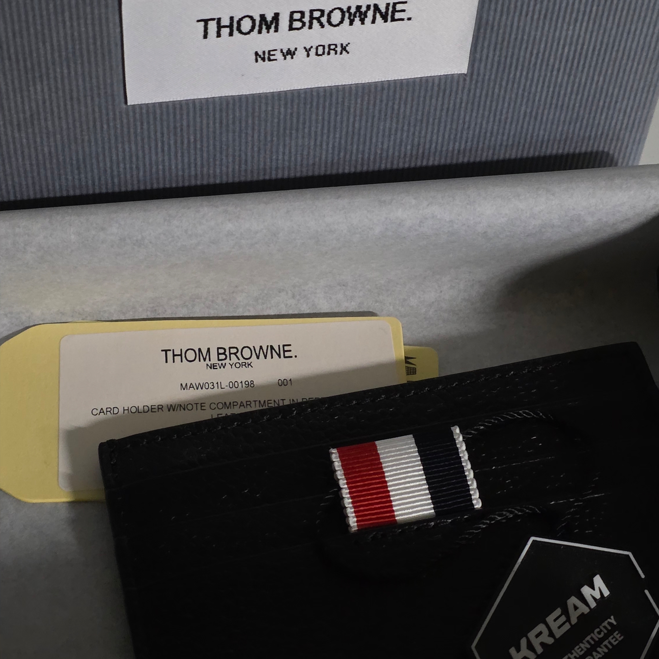 Thom Browne Pebble Grain Leather Stripe Note Compartment Card Holder Black 착용 스타일