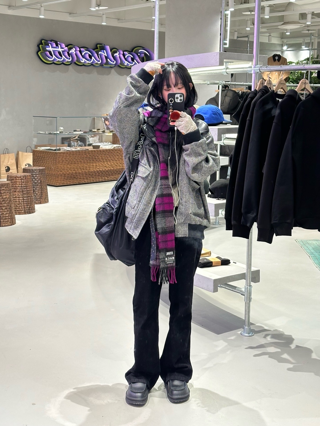 Hysteric Glamour MAC.N Guitar Girl Check Scarf Purple, Saint Laurent Black Monogram Niki Medium Bag with Silver Chain Strap in Crinkled Vintage Leather Black 착용 스타일 - 2