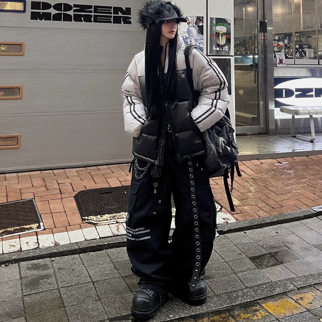 SPORT CHAMBER x Coca-Cola Cargo Pants Black, SPORT CHAMBER SC Track DuckDown Jacket Black 착용 스타일 - 7