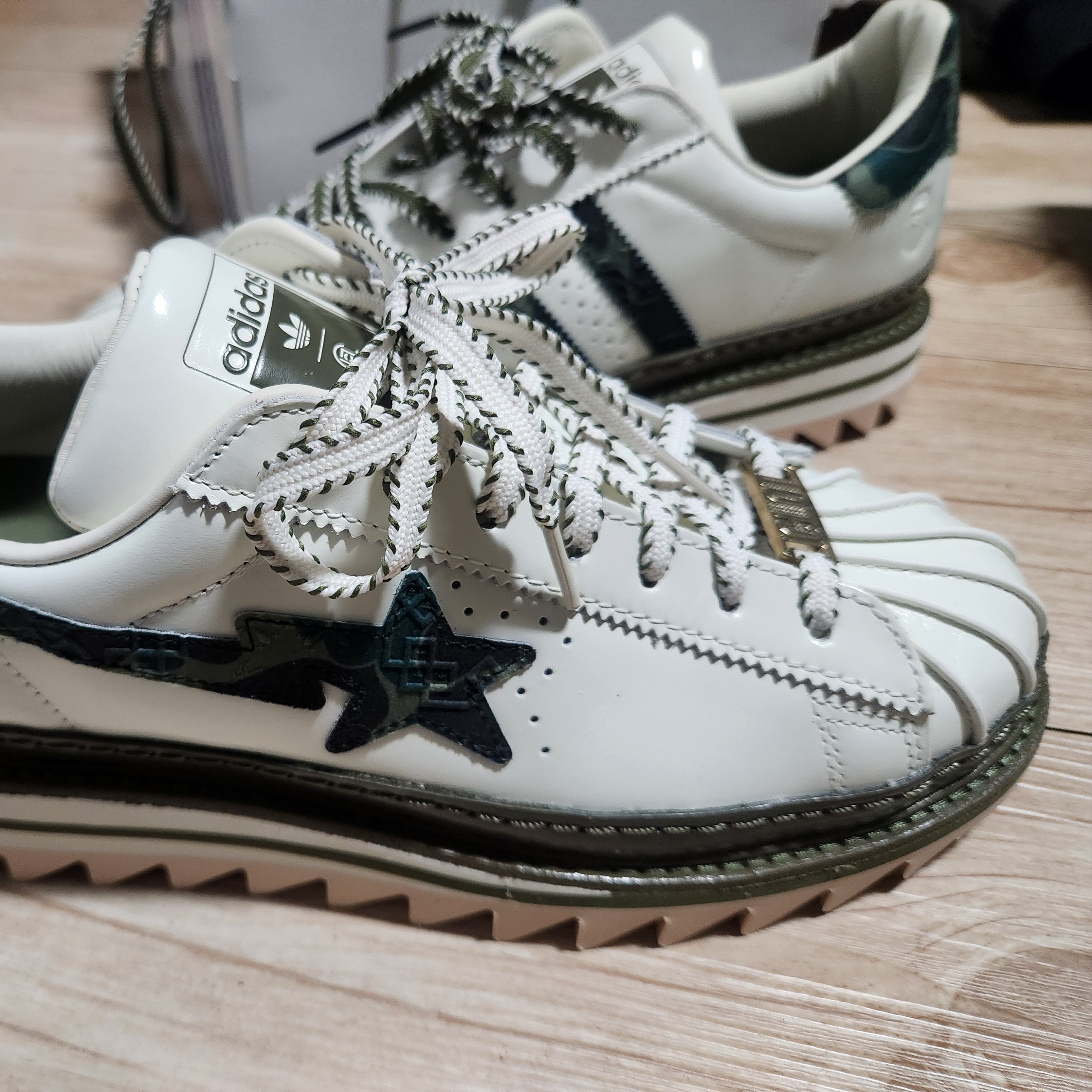 Adidas x BAPE x Edison Chen Clot Superstar Off White Branch 착용 스타일 - 1