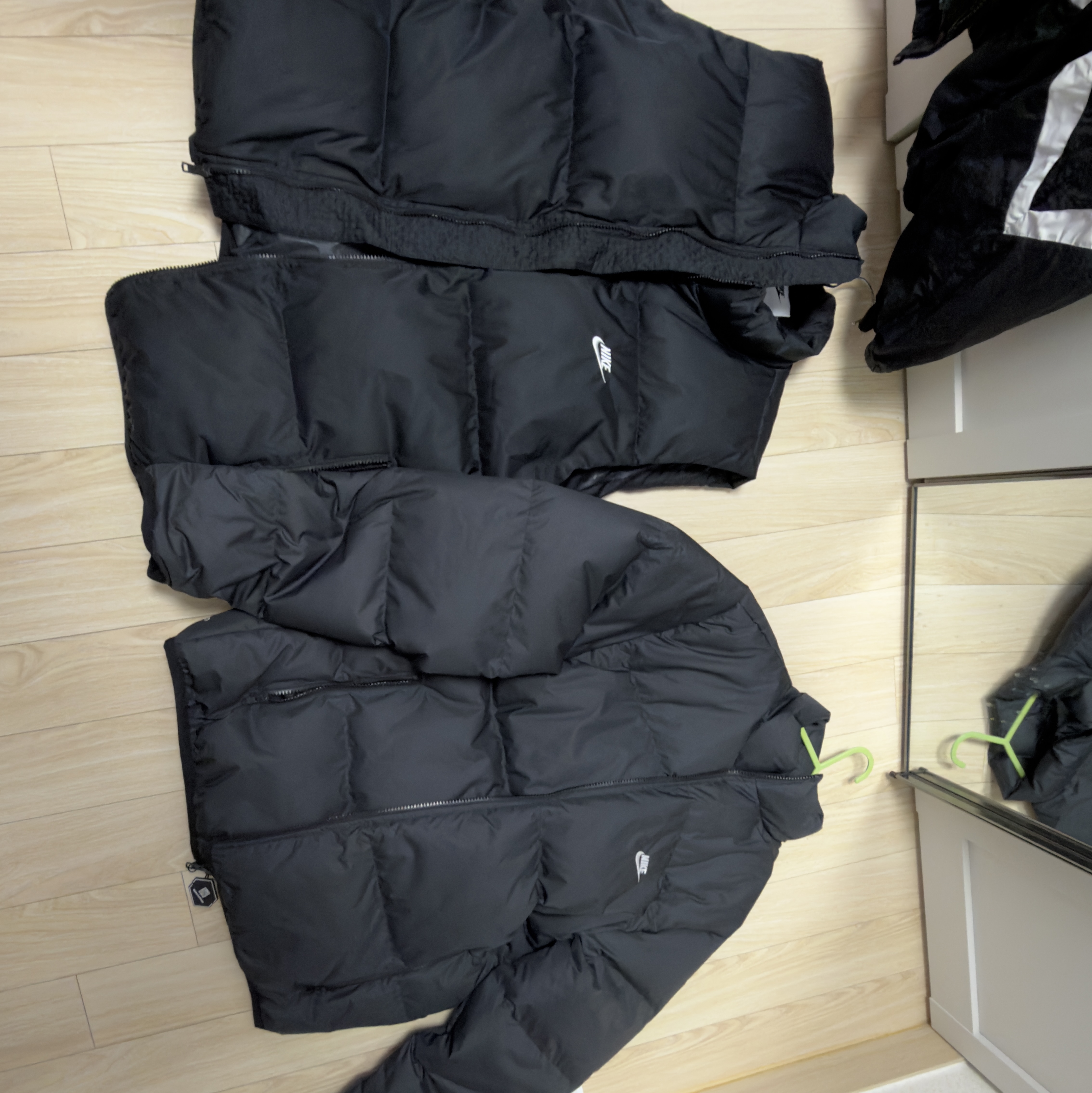 Nike NSW Club Therma-Fit Puffer Jacket Black White - Asia, Nike NSW Club Primaloft Water-Repellent Puffer Vest Black - Asia 착용 스타일 - 3