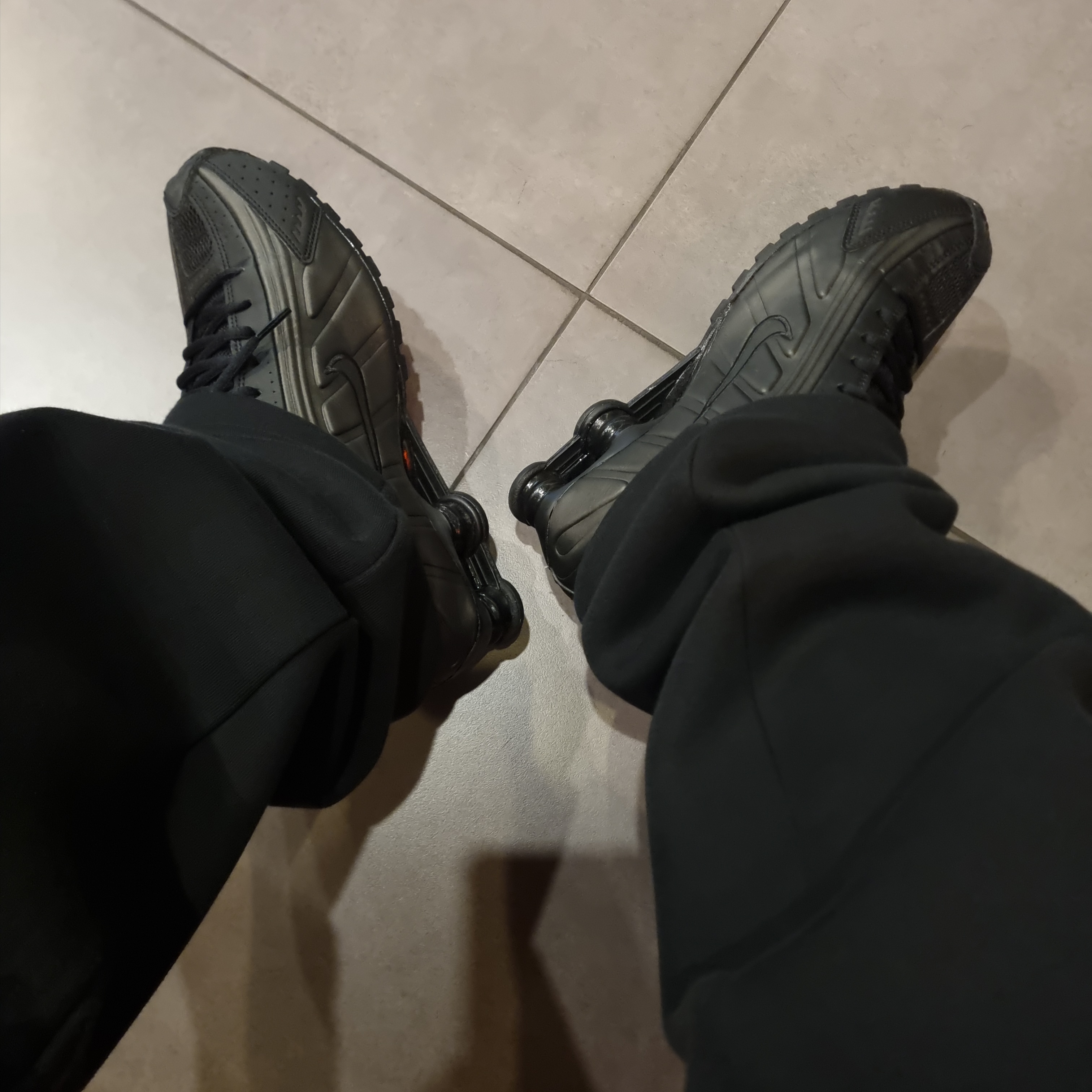 Nike Shox R4 Triple Black 착용 스타일
