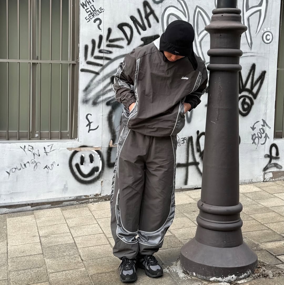 Express Holiday Essential Nylon Pullover Charcoal, Express Holiday Essential Nylon Pullover Beige 착용 스타일 - 1