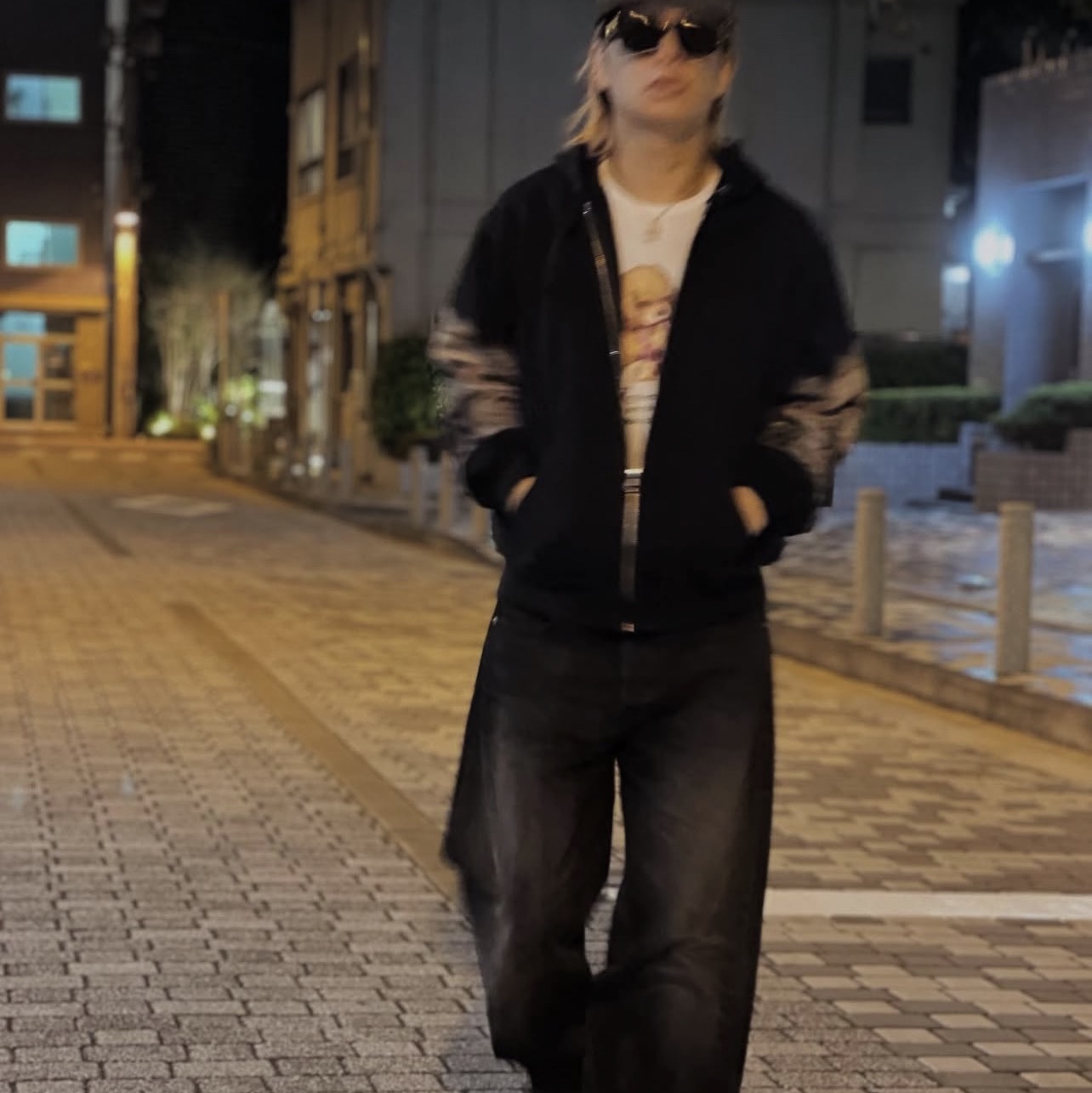 Supreme Dust T-Shirt White - 25FW, Supreme x Michael Jackson Dangerous Zip Up Hooded Sweatshirt Black - 25FW 착용 스타일