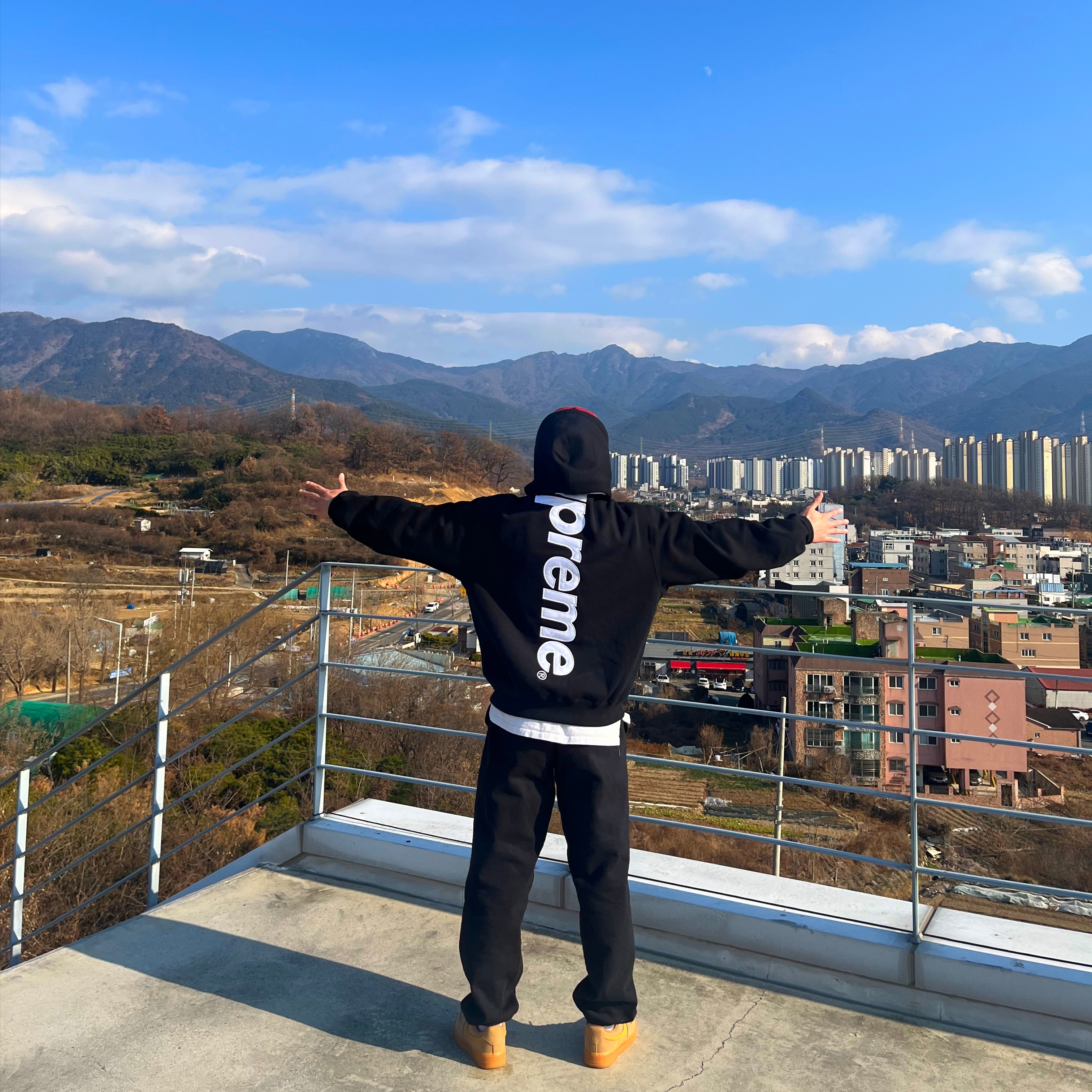 Supreme Satin Applique Hooded Sweatshirt Black - 25FW, Supreme Satin Applique Sweatpant Black - 25FW 착용 스타일 - 1