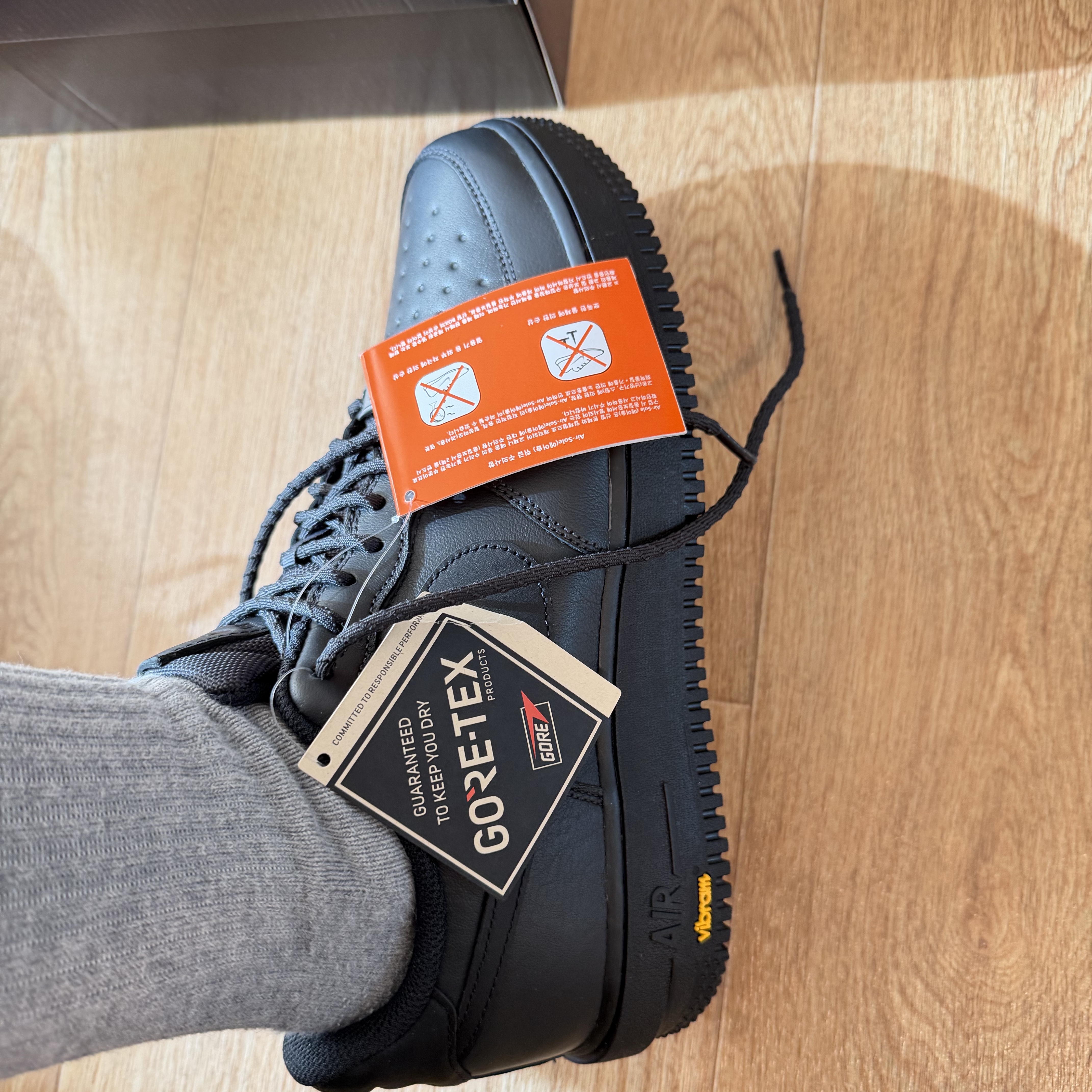 Nike Air Force 1 Low Gore-Tex Vibram Off Noir and Black 착용 스타일 - 5