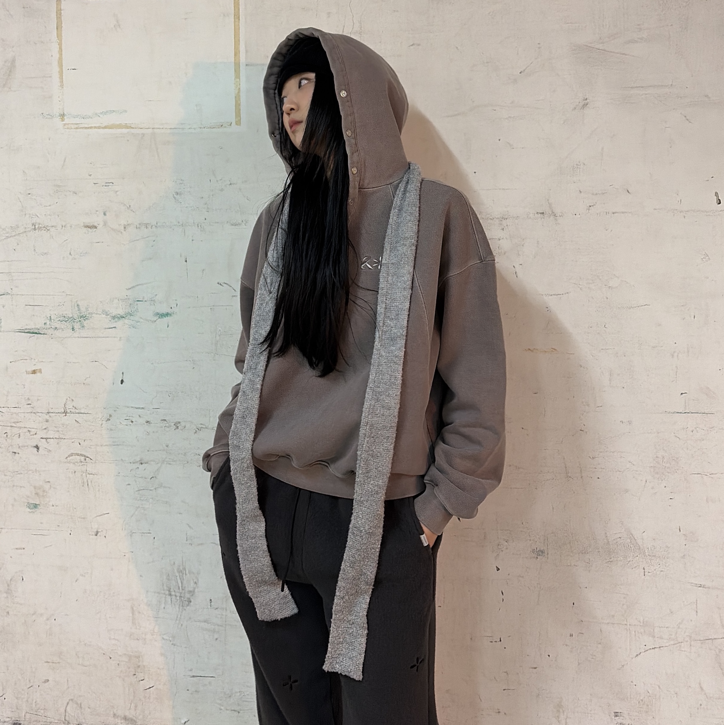 Riomeu Pigment Heavy Sweat Burton Hoodie Brown, Riomeu Boucle Wool Muffler Gray 착용 스타일 - 1