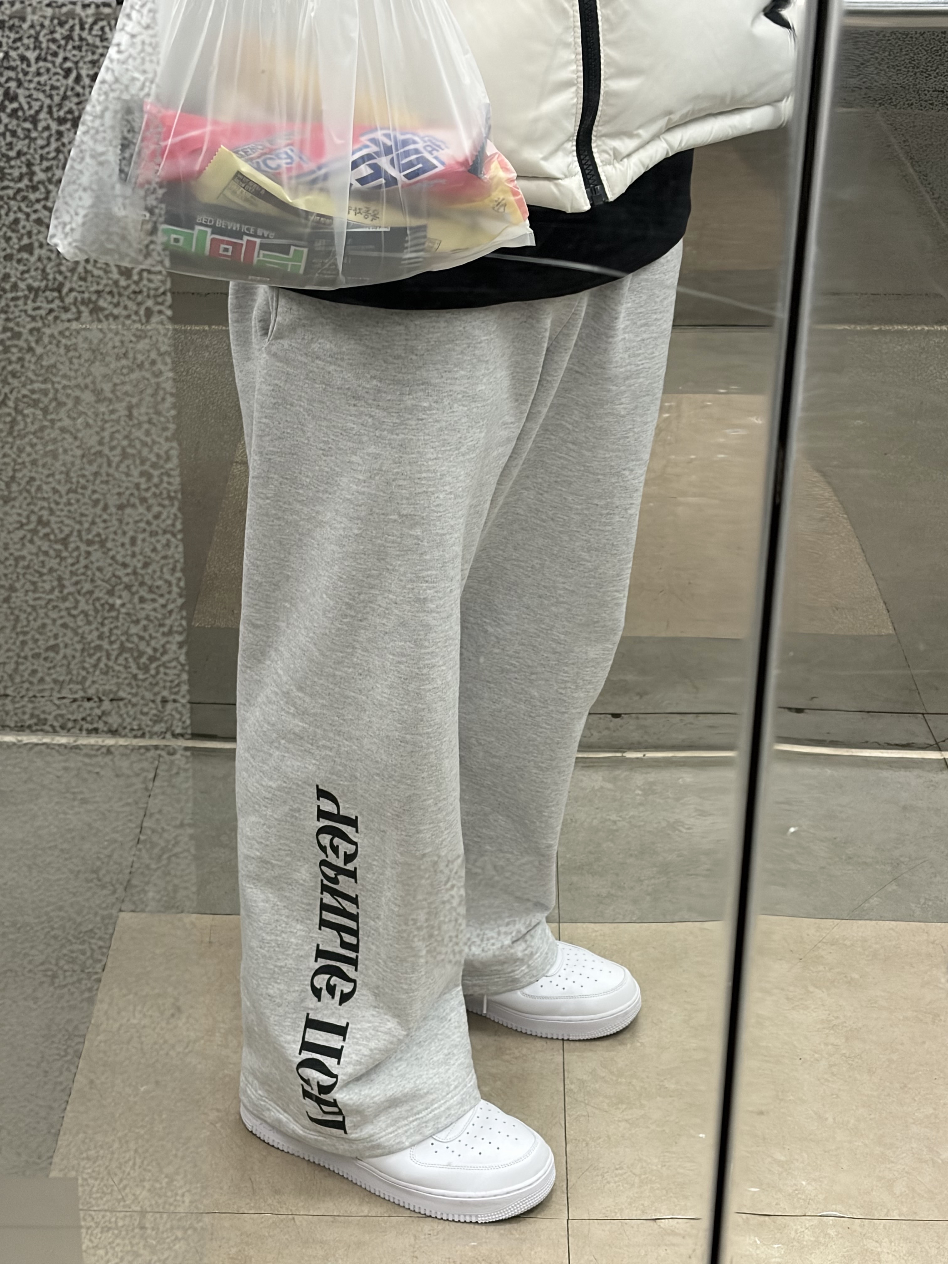 Nike Air Force 1 '07 Low White, Yeezy x Gosha Rubchinskiy YZY Black Dogs Jogger Heather Grey 착용 스타일