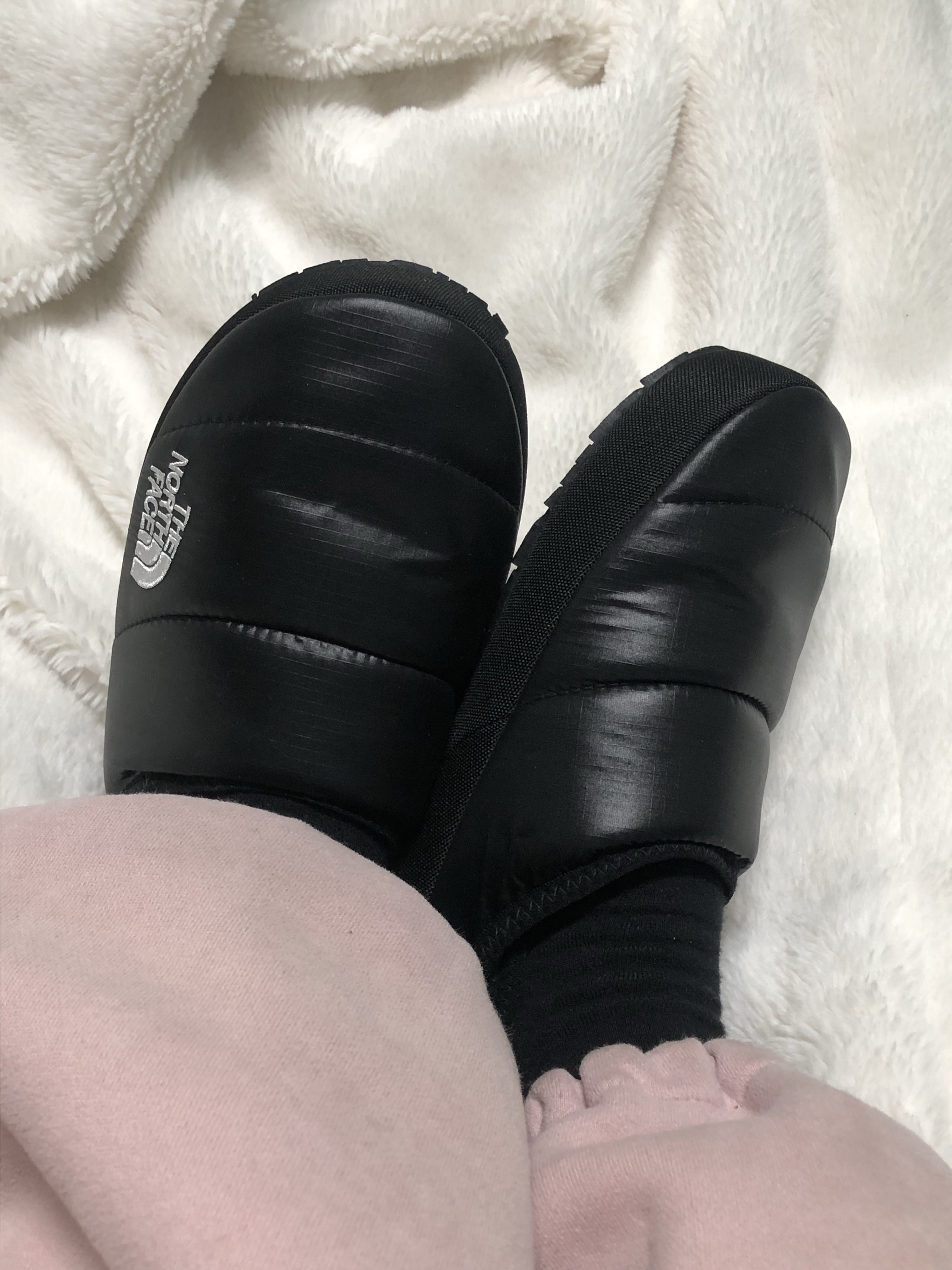 The North Face Nuptse Mule Black 착용 스타일 - 3