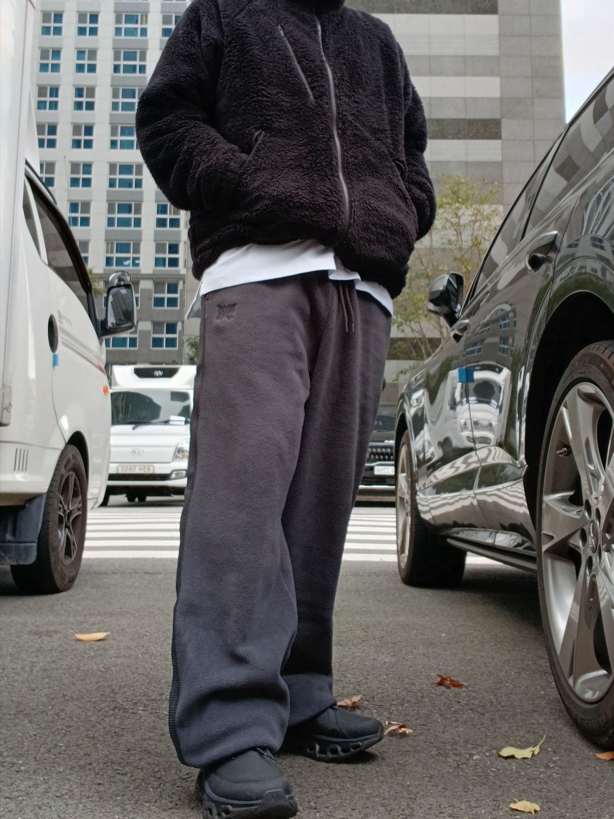 Uniqlo x Needles Fleece Wide Pants Dark Gray - KR, Uniqlo x Needles Fleece Jacket Black - KR 착용 스타일 - 6