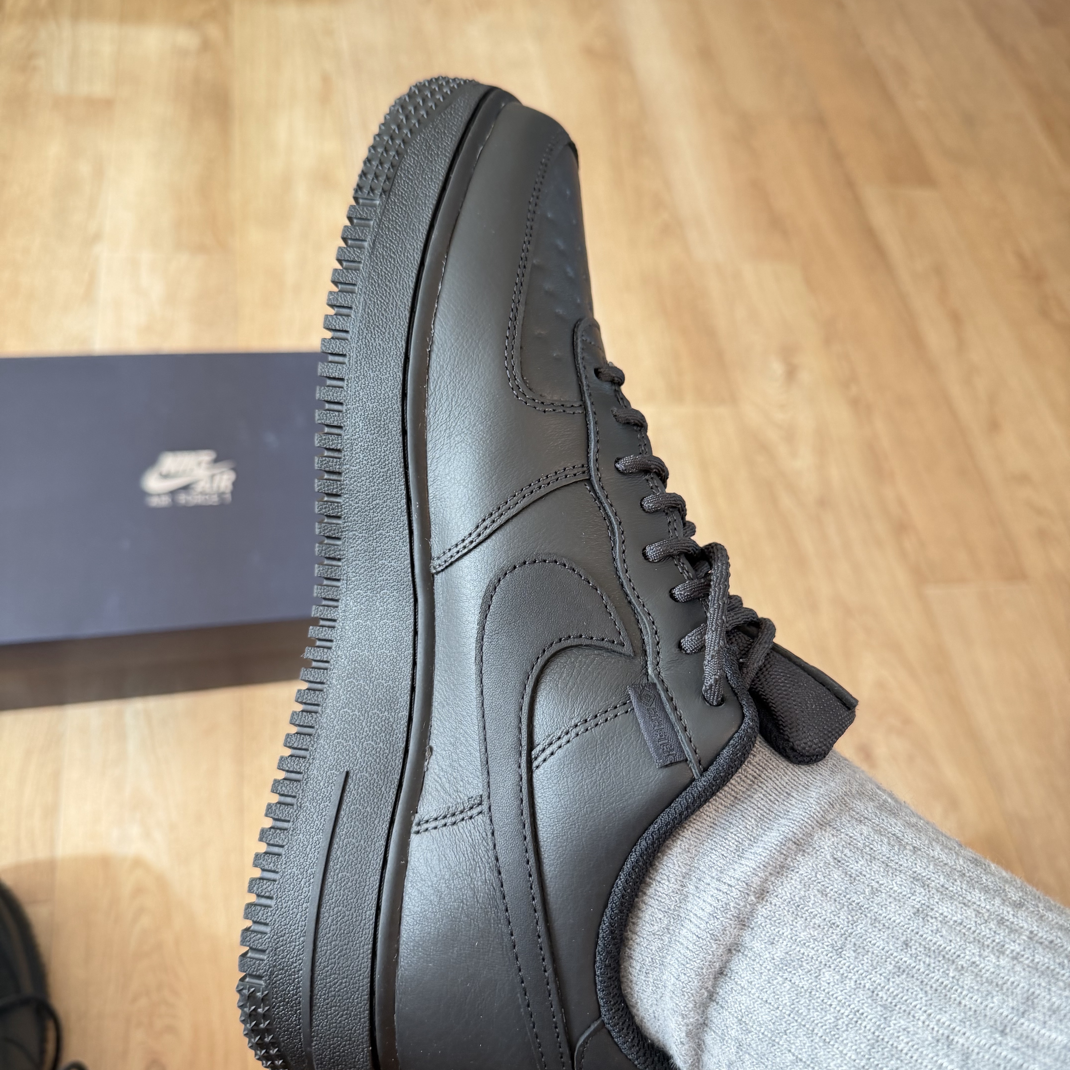 Nike Air Force 1 Low Gore-Tex Vibram Off Noir and Black 착용 스타일 - 3