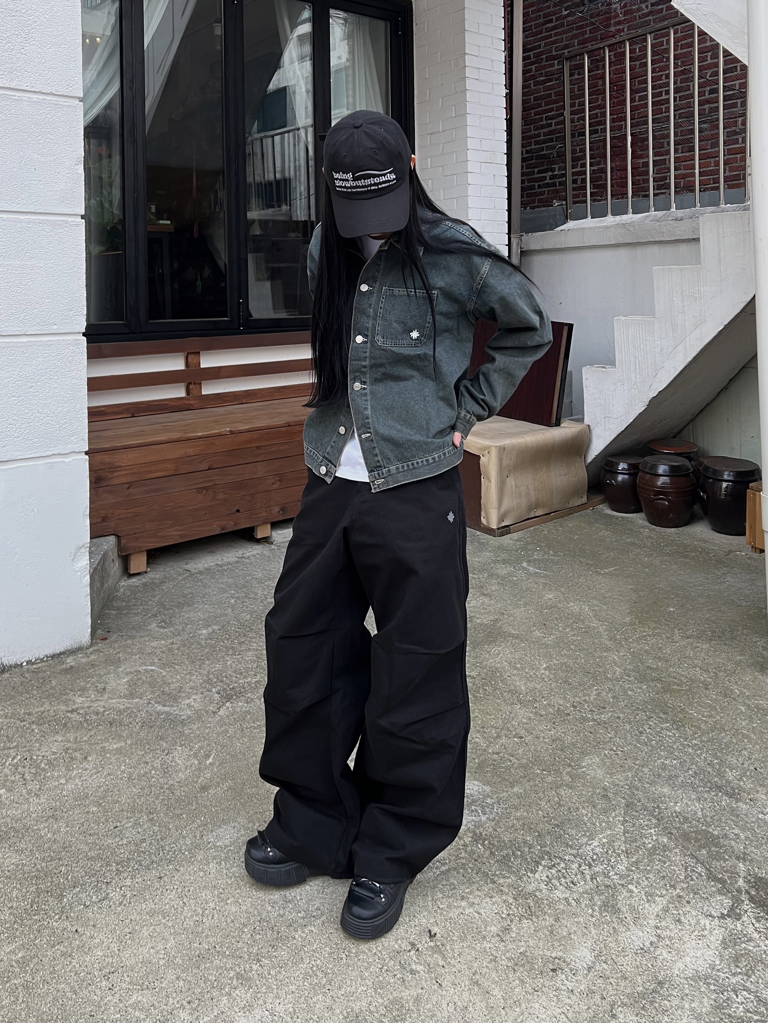 SLOW RECORD HOUSE Vintage Denim Trucker Jacket Blue, SLOW RECORD HOUSE Double Pintuck Cotton Pants Black 착용 스타일 - 2