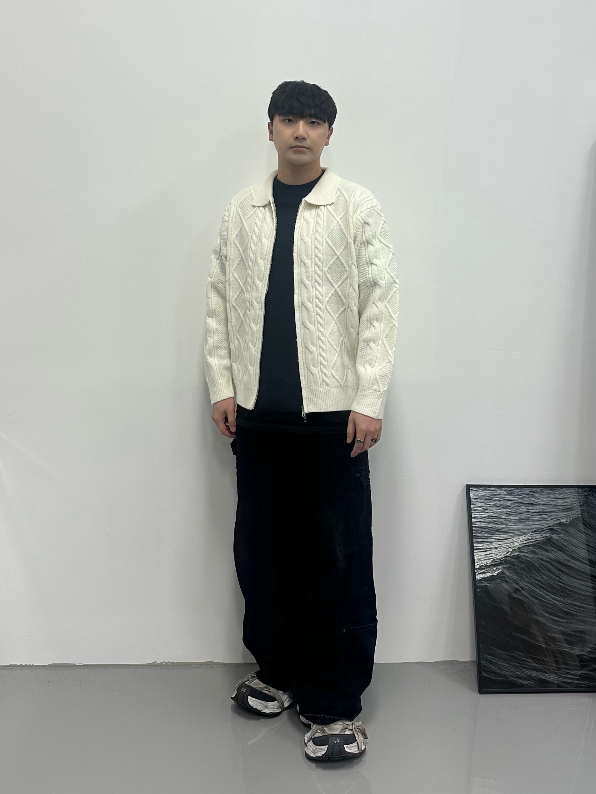 Balenciaga Cargo Sneakers White Grey 착용 스타일 - 1