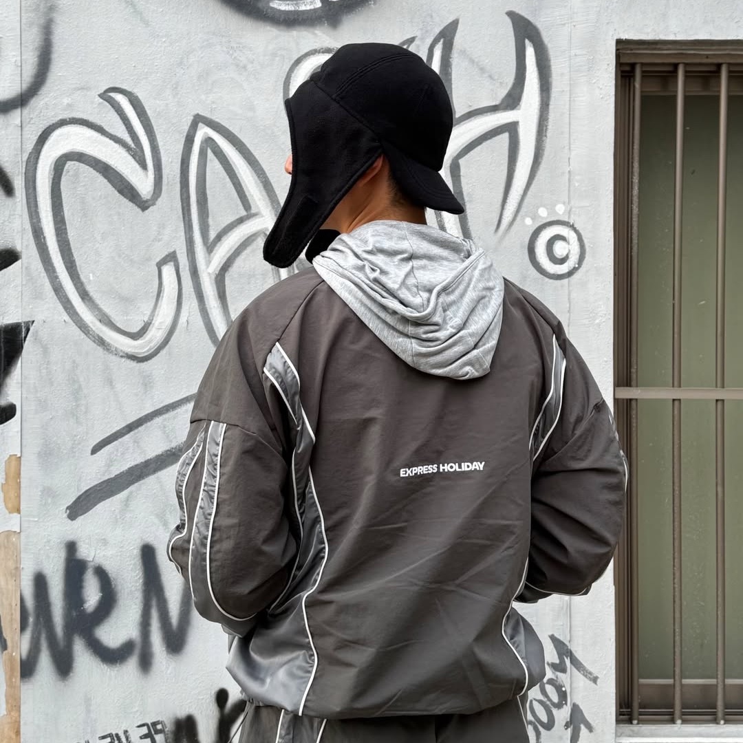 Express Holiday Essential Nylon Pullover Charcoal, Express Holiday Essential Nylon Pullover Beige 착용 스타일 - 2