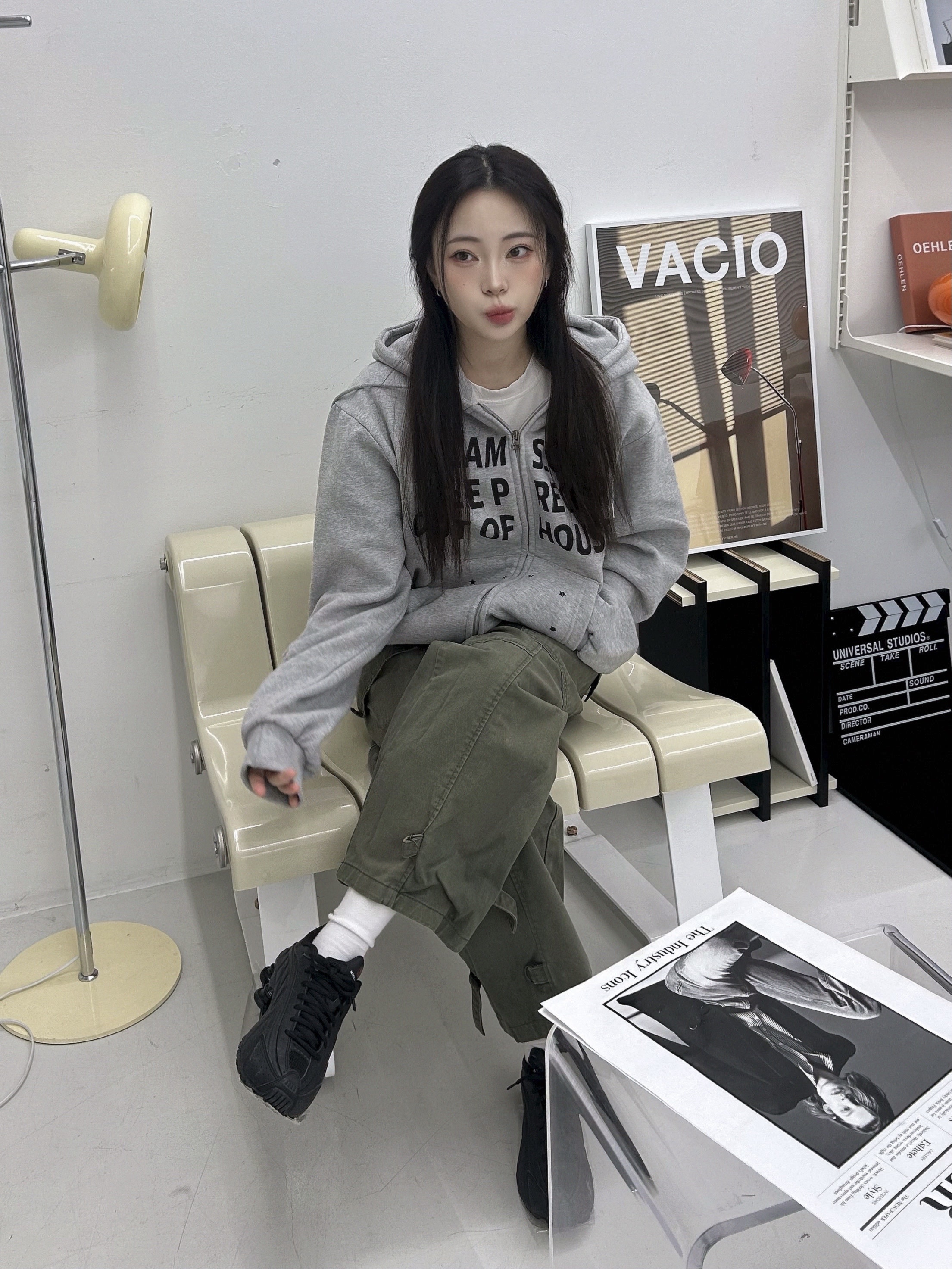 SLOW RECORD HOUSE Typo Star Hood Zip-Up Grey 착용 스타일 - 6