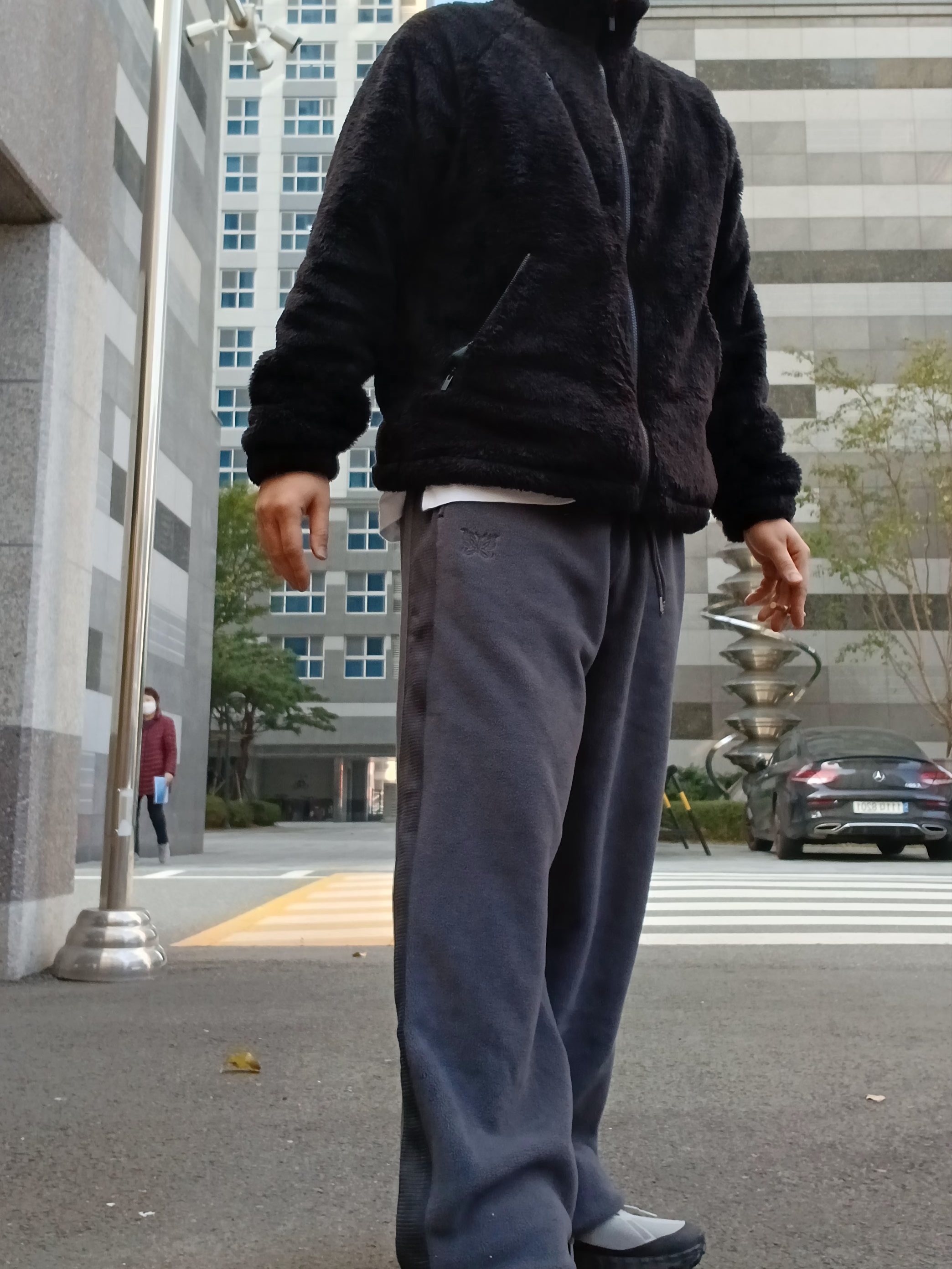 Uniqlo x Needles Fleece Wide Pants Dark Gray - KR, Uniqlo x Needles Fleece Jacket Black - KR 착용 스타일 - 5