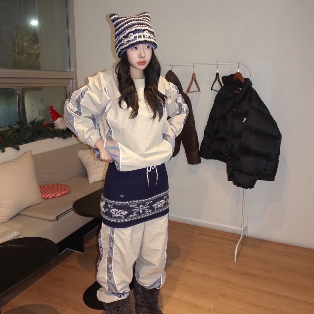Express Holiday Essential Nylon Pullover Beige, Express Holiday Essential Nylon Pullover Charcoal 착용 스타일 - 1