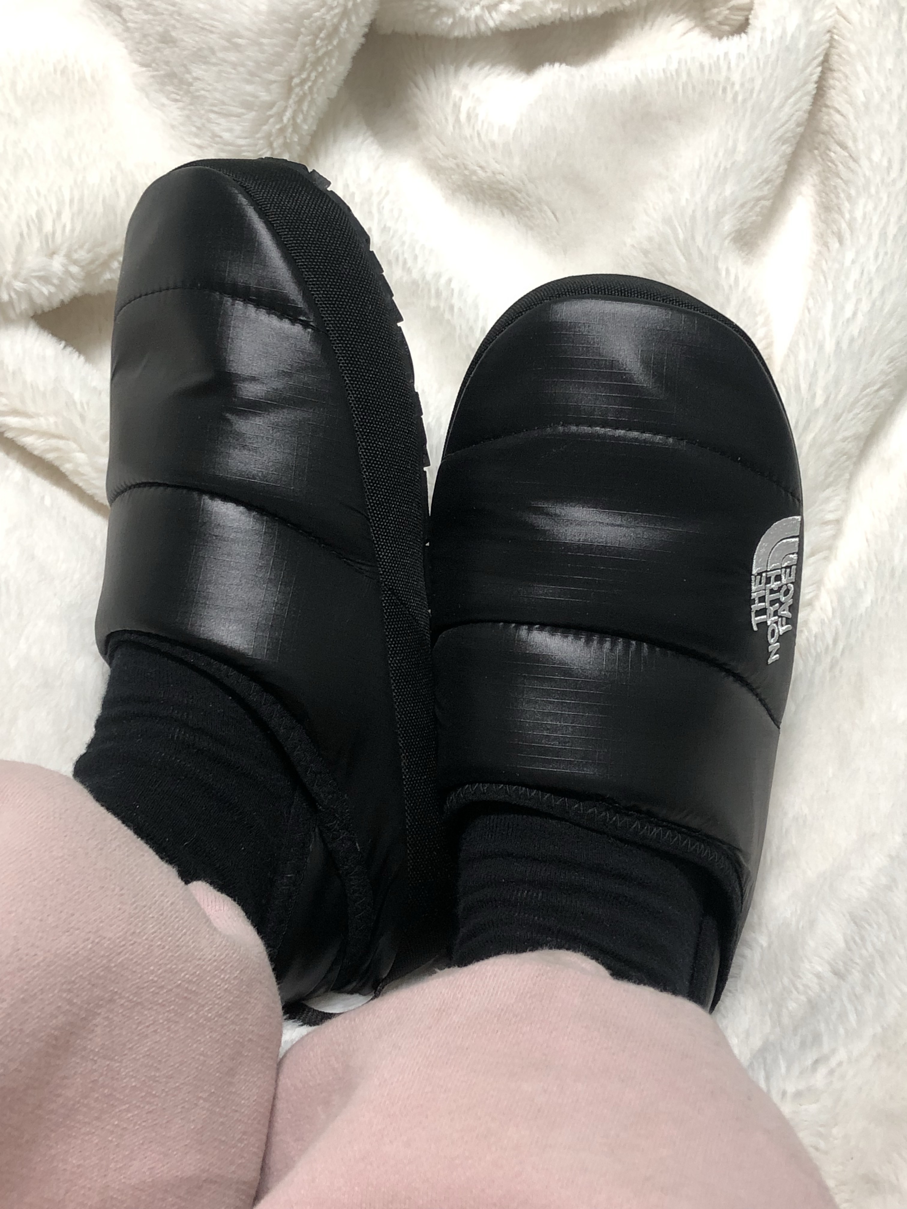 The North Face Nuptse Mule Black 착용 스타일 - 2