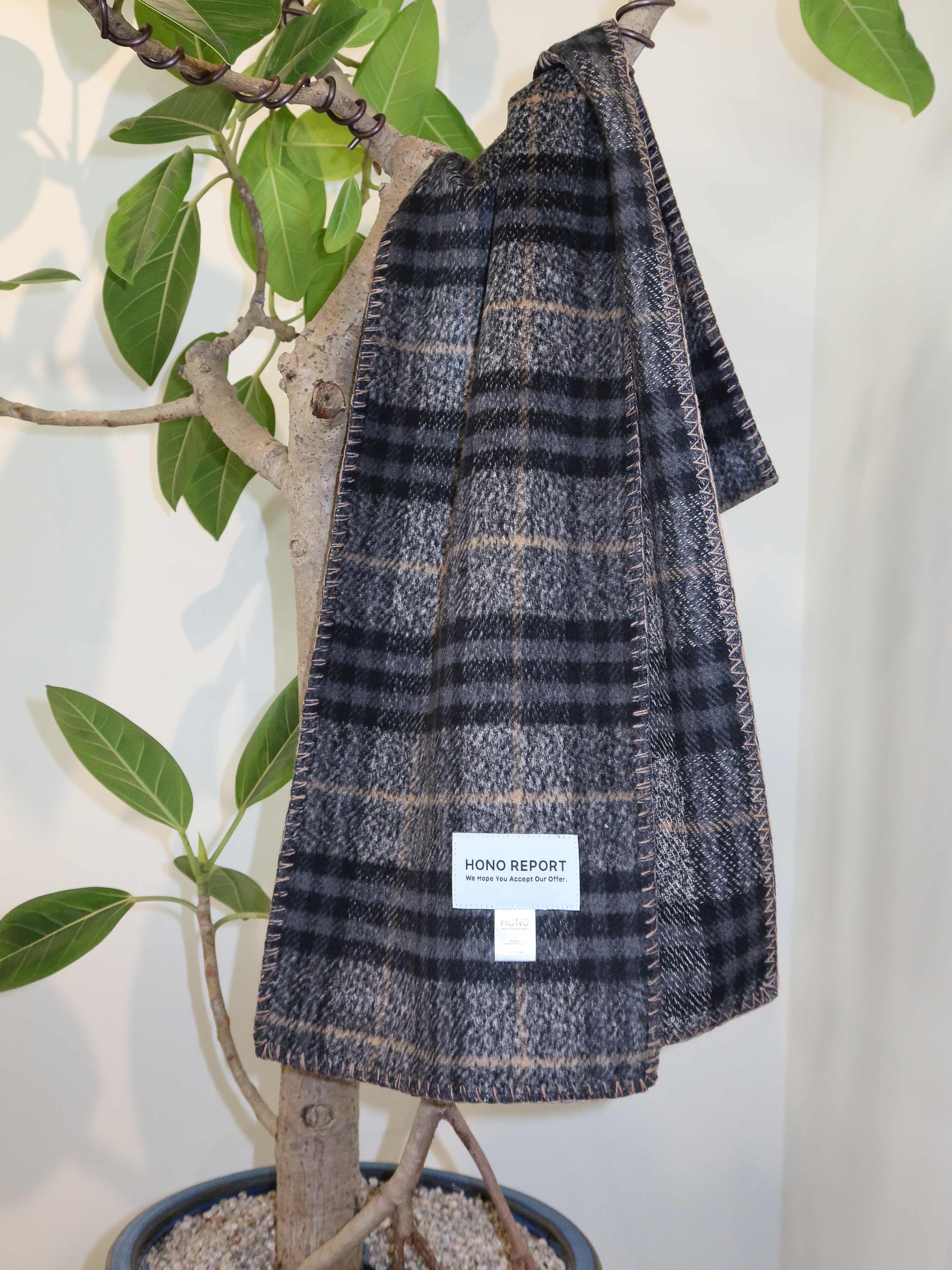 Hono Report Blanket Muffler Gray Check, Hono Report Bell Bottom Denim Pants Blue 착용 스타일 - 4