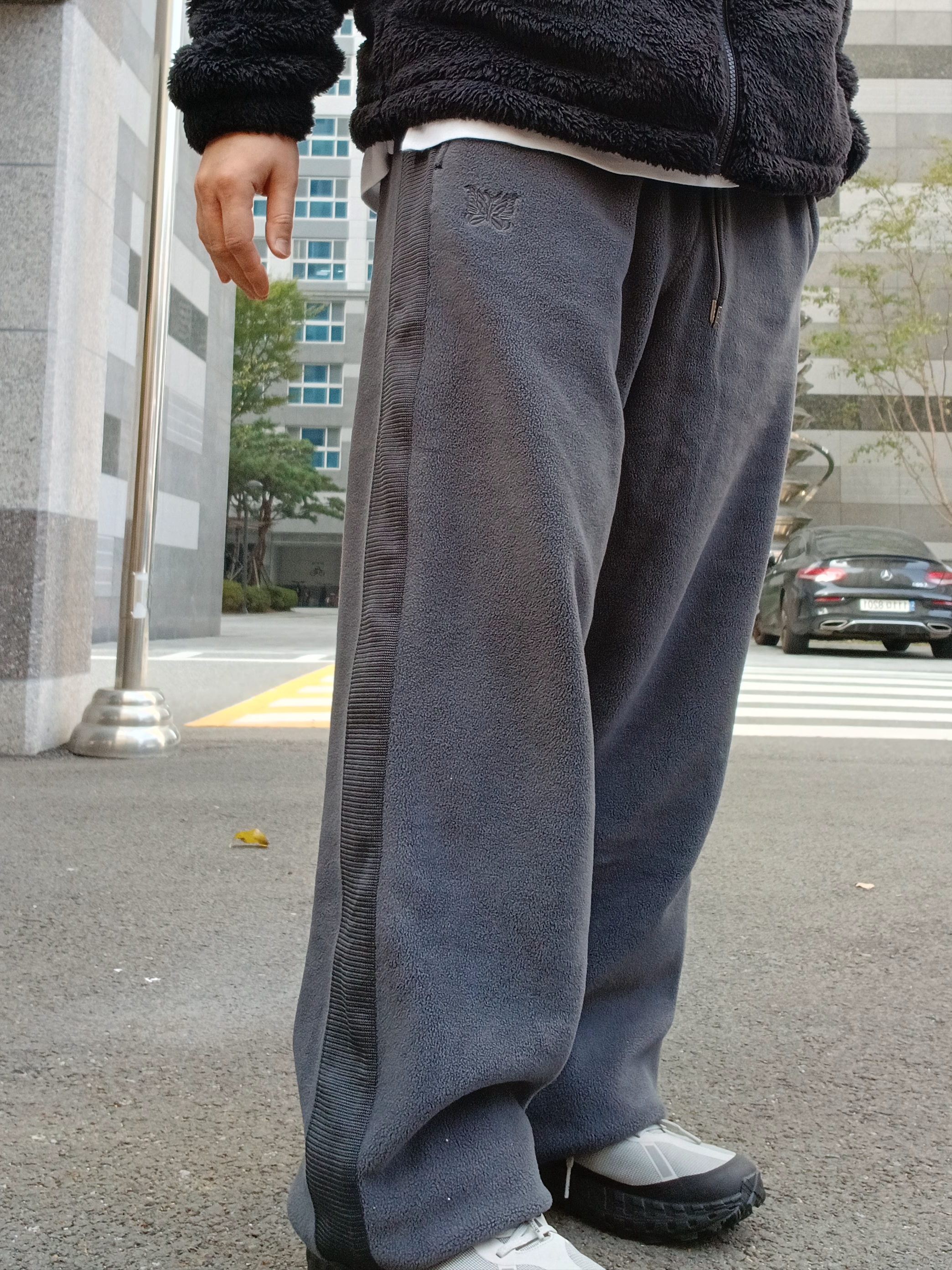 Uniqlo x Needles Fleece Wide Pants Dark Gray - KR, Uniqlo x Needles Fleece Jacket Black - KR 착용 스타일 - 3