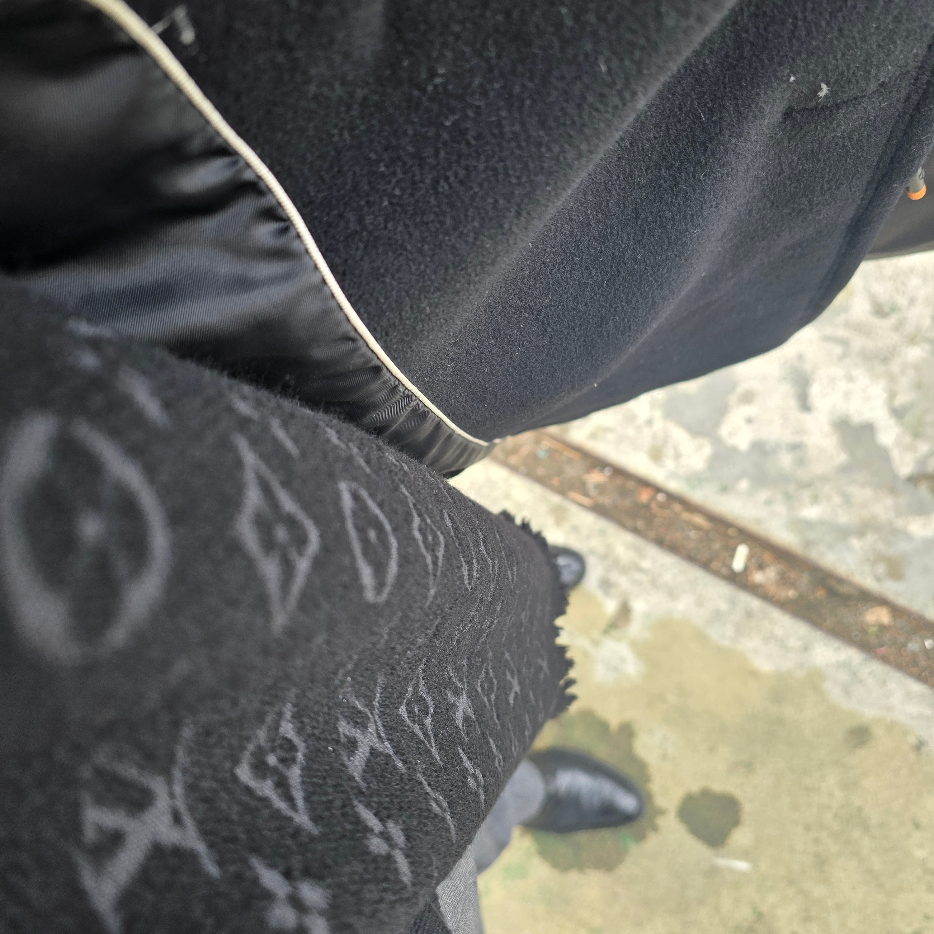 Louis Vuitton Monogram Classic Muffler Black 착용 스타일