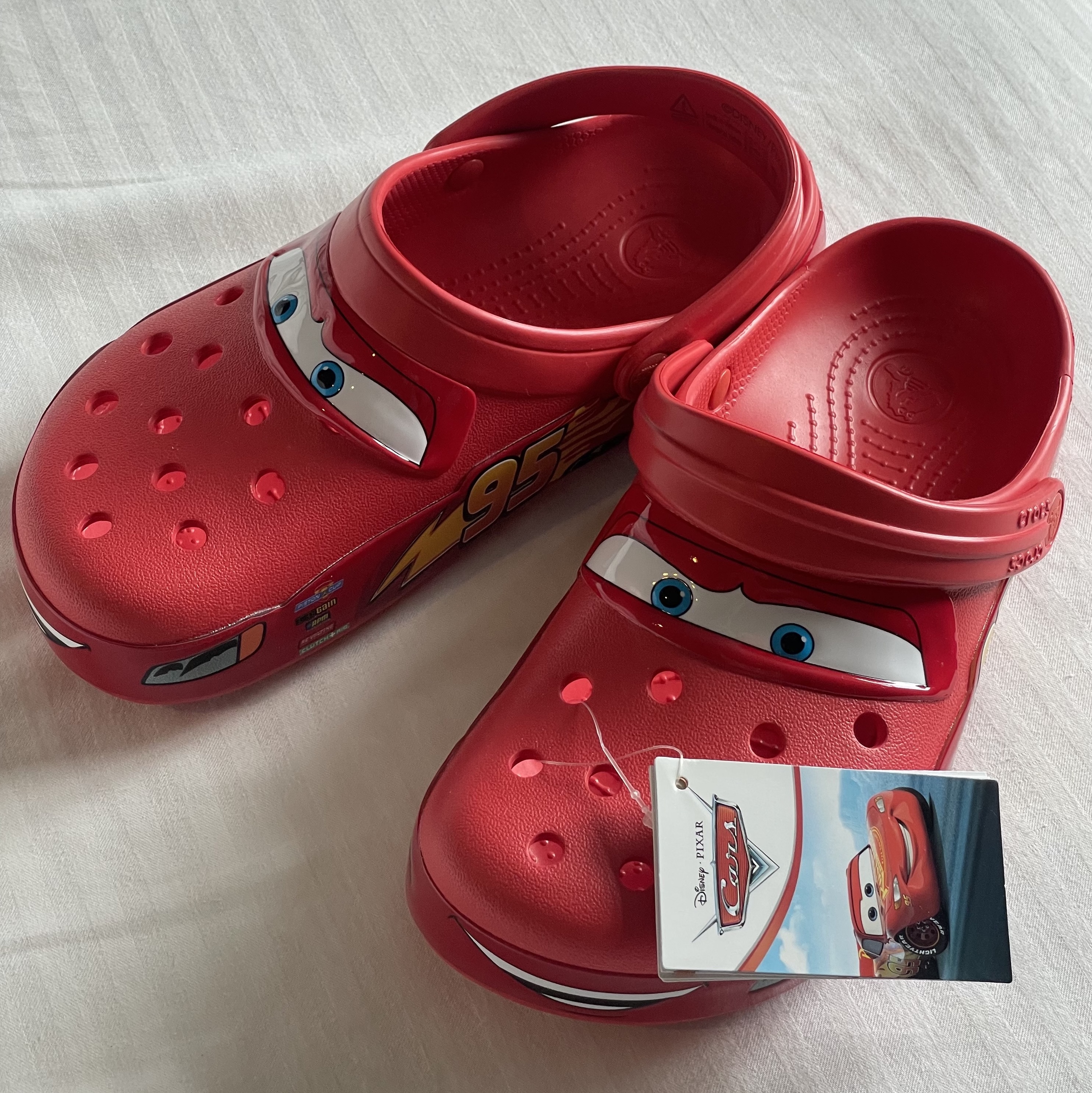 Crocs x Cars Classic Clog Lightning McQueen 착용 스타일