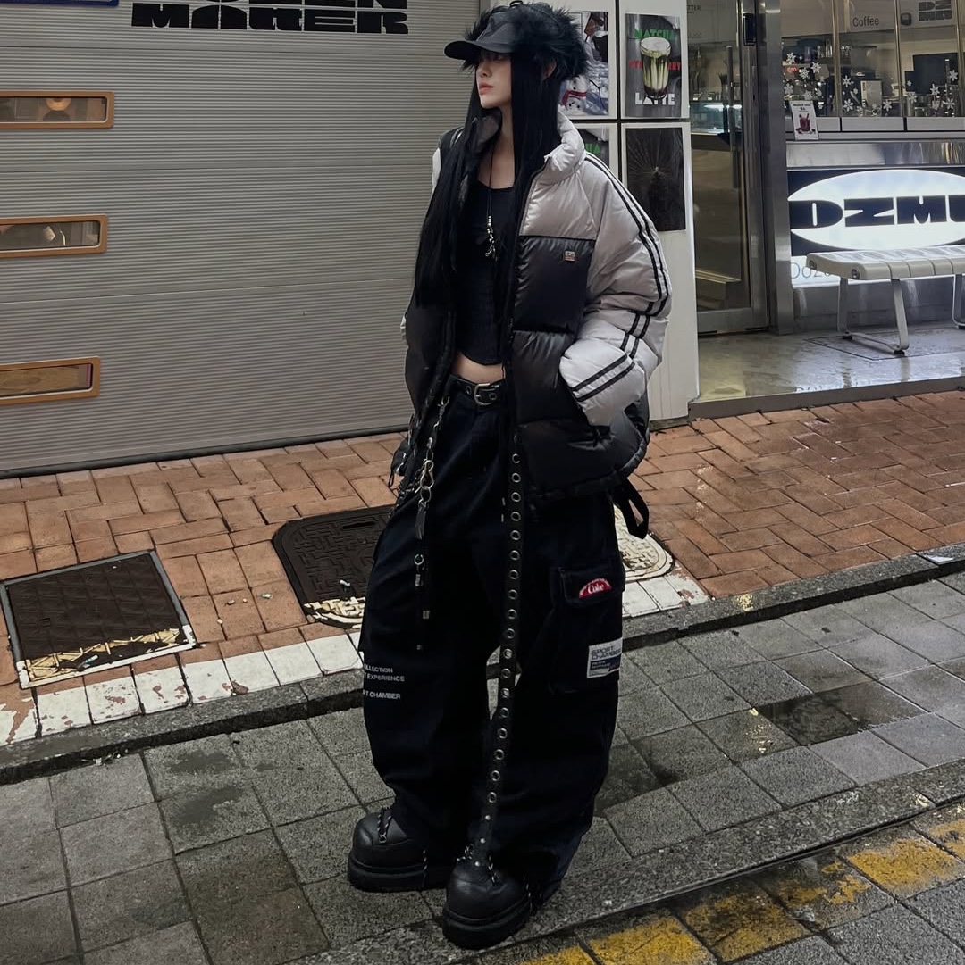 SPORT CHAMBER x Coca-Cola Cargo Pants Black, SPORT CHAMBER SC Track DuckDown Jacket Black 착용 스타일 - 6