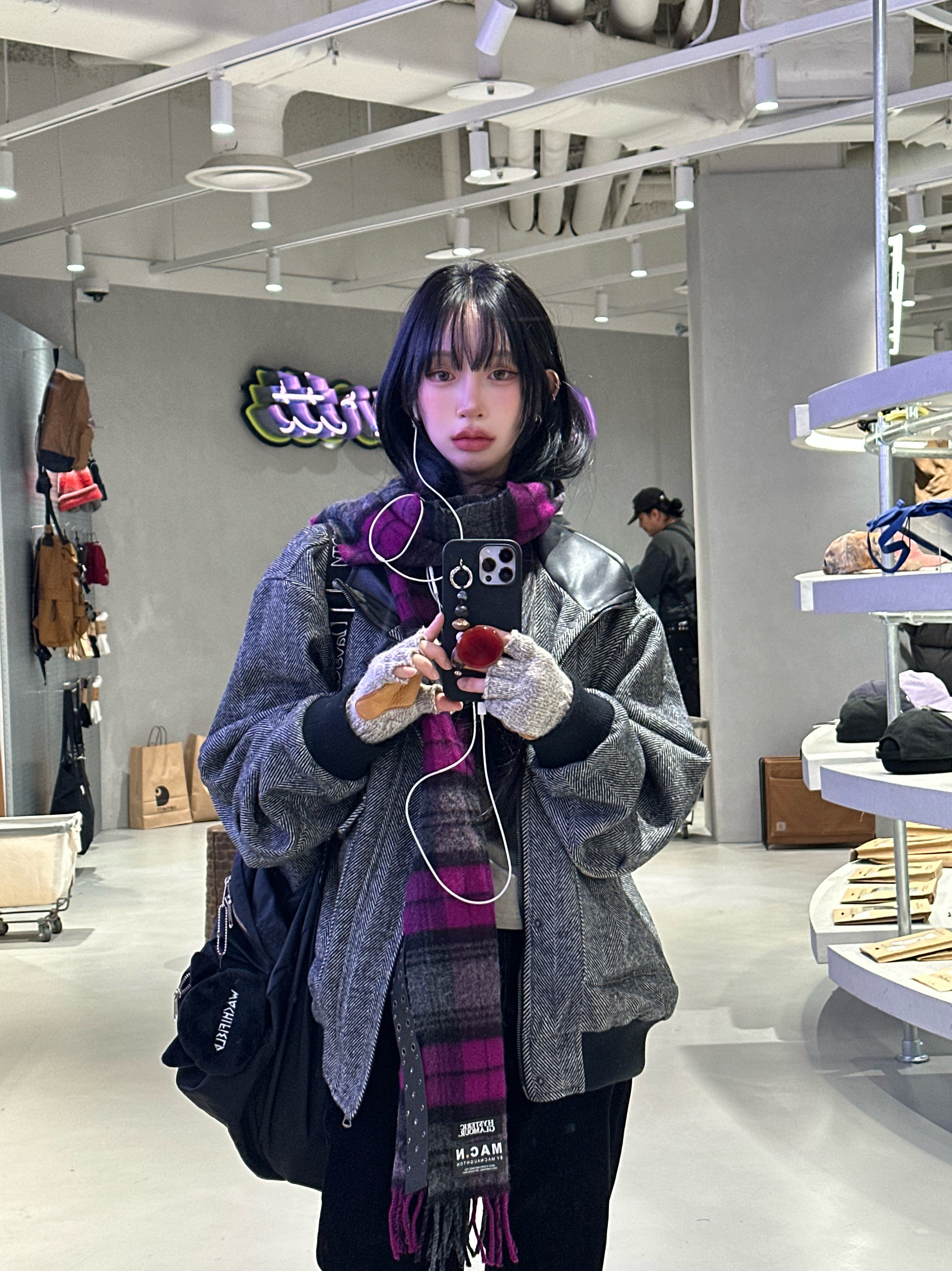 Hysteric Glamour MAC.N Guitar Girl Check Scarf Purple, Saint Laurent Black Monogram Niki Medium Bag with Silver Chain Strap in Crinkled Vintage Leather Black 착용 스타일 - 1