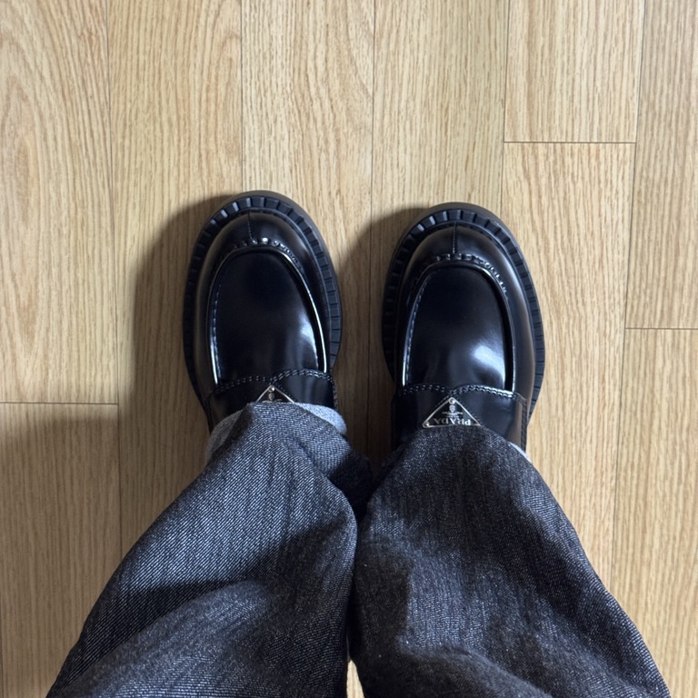 Prada Chocolate Brushed Leather Loafers Black 착용 스타일