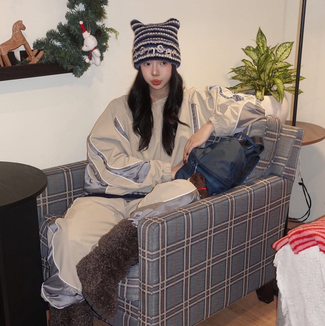 Express Holiday Essential Nylon Pullover Beige, Express Holiday Essential Nylon Pullover Charcoal 착용 스타일 - 2
