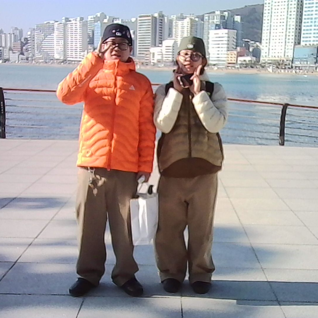 Nike ACG Lava Flow Therma-Fit ADV Jacket Safety Orange Summit White - Asia, The North Face Nuptse Mule Black 착용 스타일