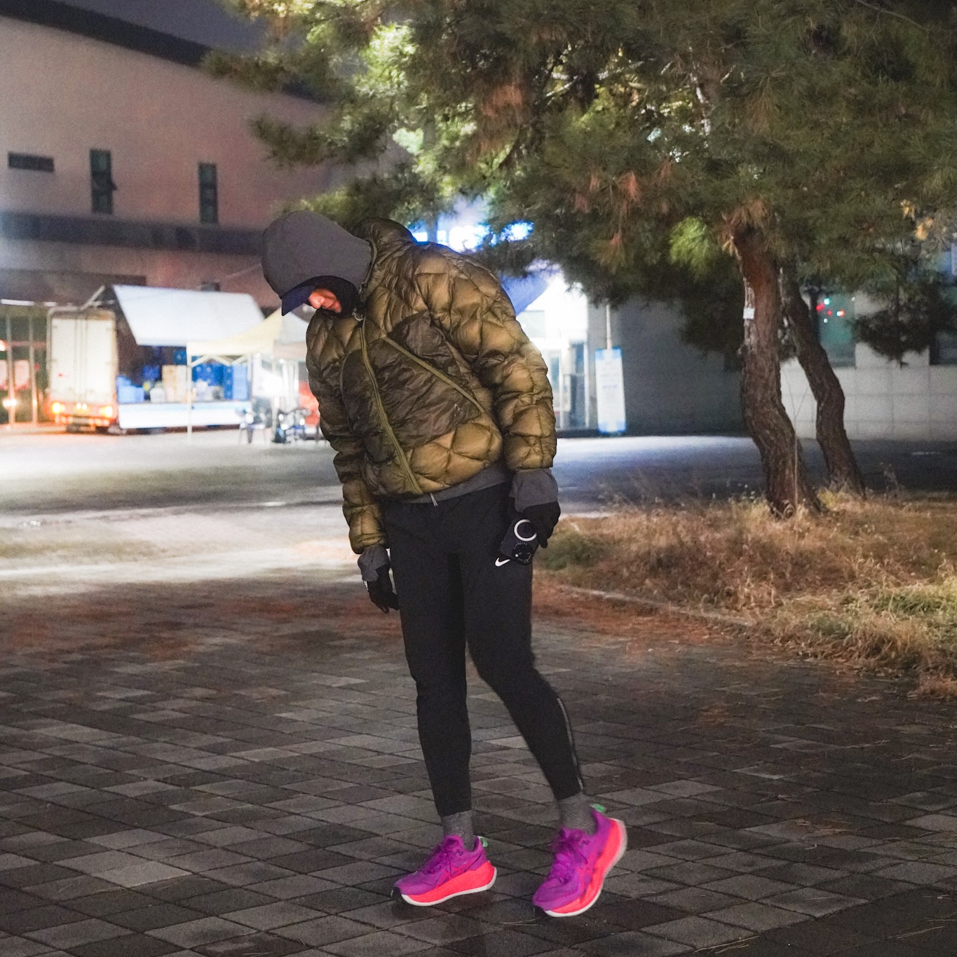 Roa Light Down Jacket Olive Branch, Roa Hiking Grid Hoodie Black 착용 스타일 - 1