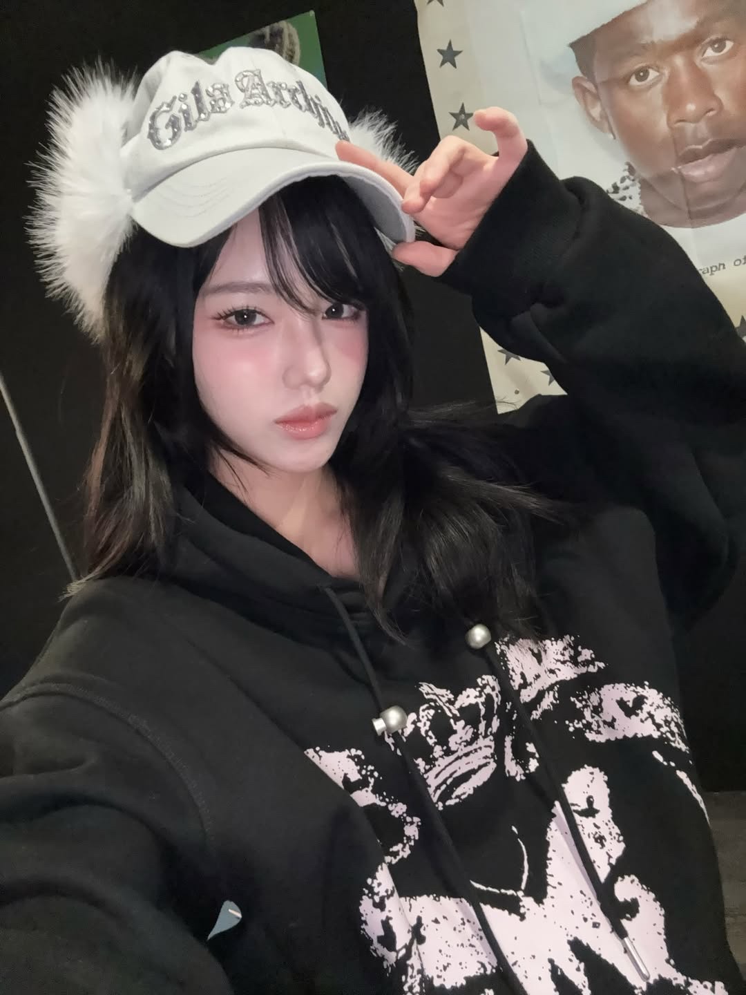 SOMSOC Ronne Symbol Artwork Hoodie Black 착용 스타일 - 2