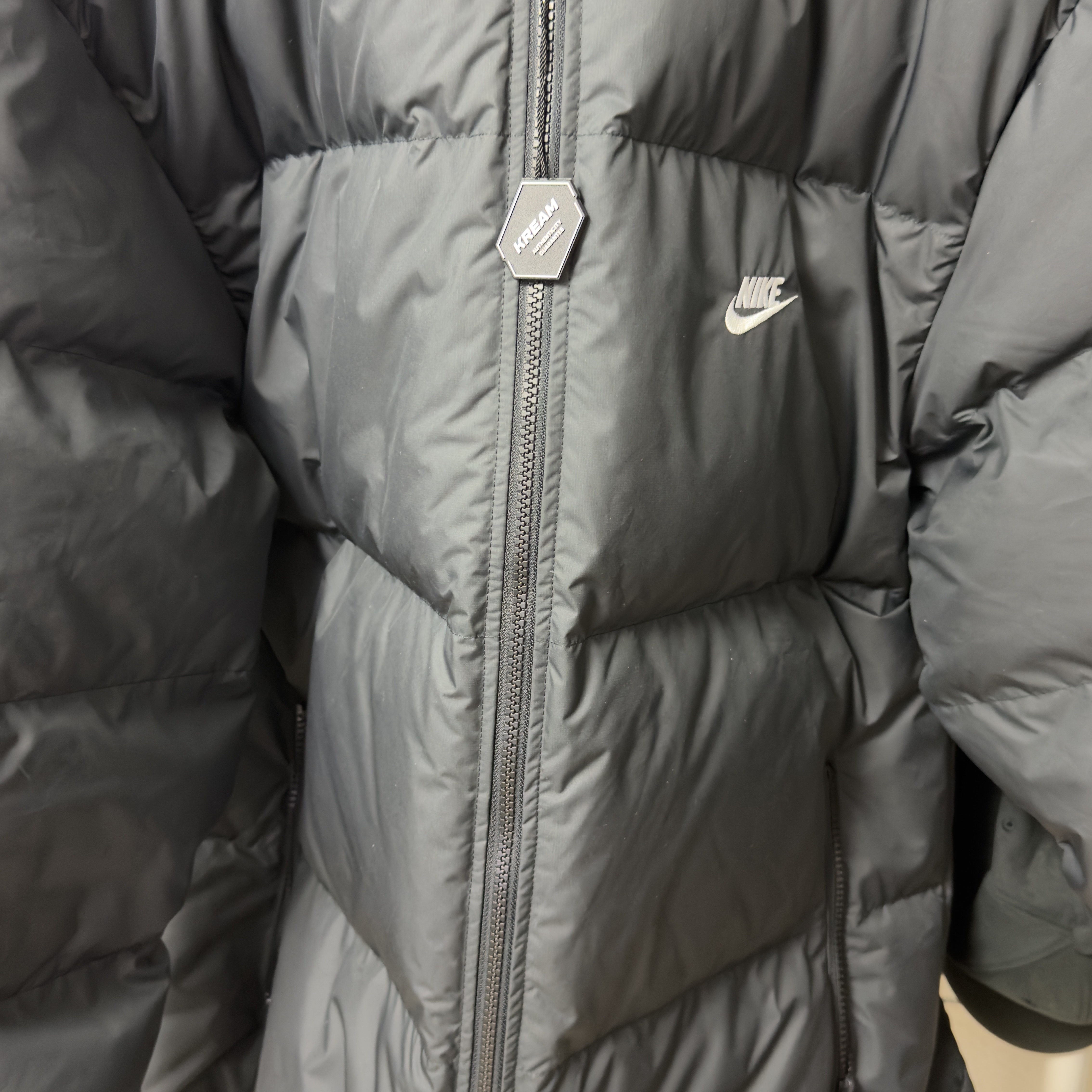 Nike NSW Club Therma-Fit Puffer Jacket Black White - Asia, Nike NSW Club Primaloft Water-Repellent Puffer Vest Black - Asia 착용 스타일 - 1