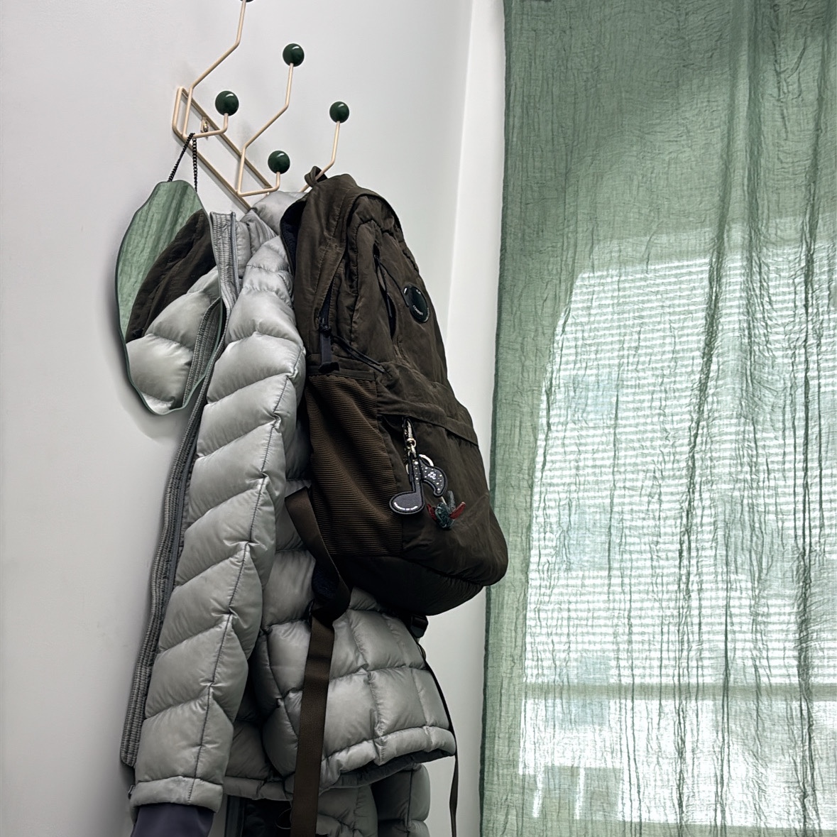 C.P. Company Nylon B Lens Backpack Ivy Green - 25FW, 999Humanity Modular Light Goose Puffer Light Grey 착용 스타일