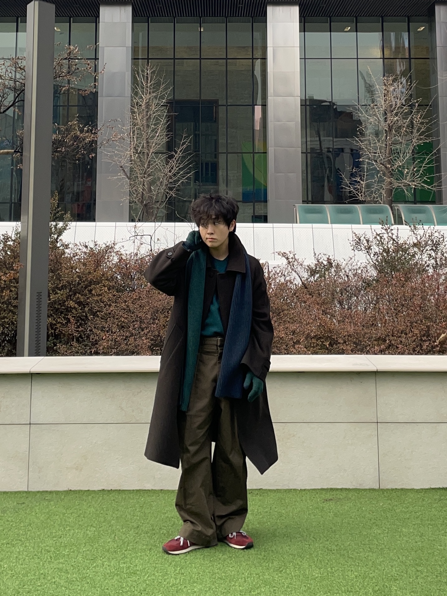 Uniqlo x Kaws Lambswool Crewneck Sweater Green - KR, Uniqlo x Kaws Heattech Knit Scarf Green 착용 스타일