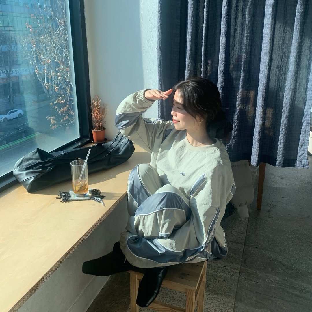 Express Holiday Essential Nylon Pullover Beige, Express Holiday Essential Nylon Pullover Charcoal 착용 스타일 - 2