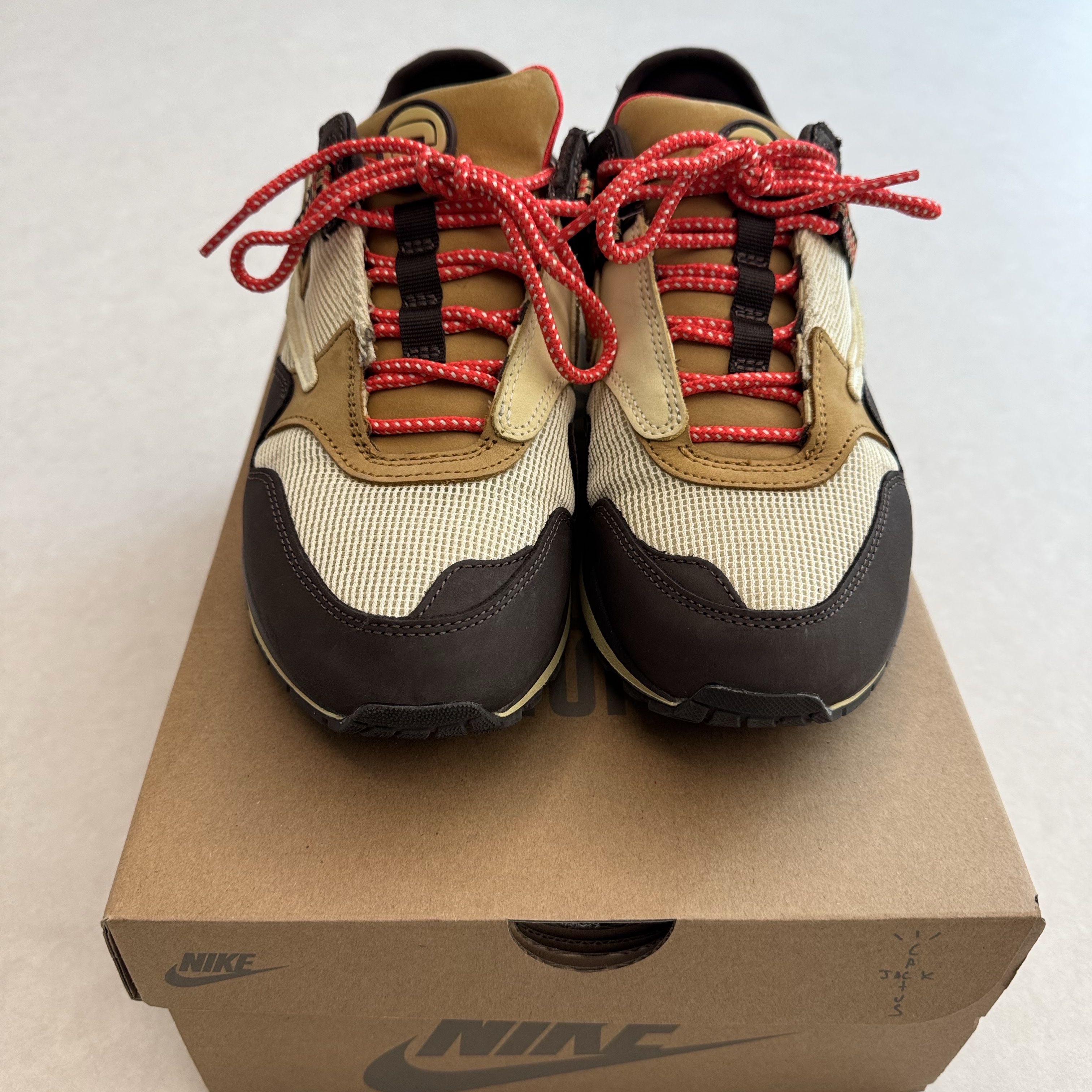 Nike x Travis Scott Air Max 1 Cact.us Brown 착용 스타일 - 4