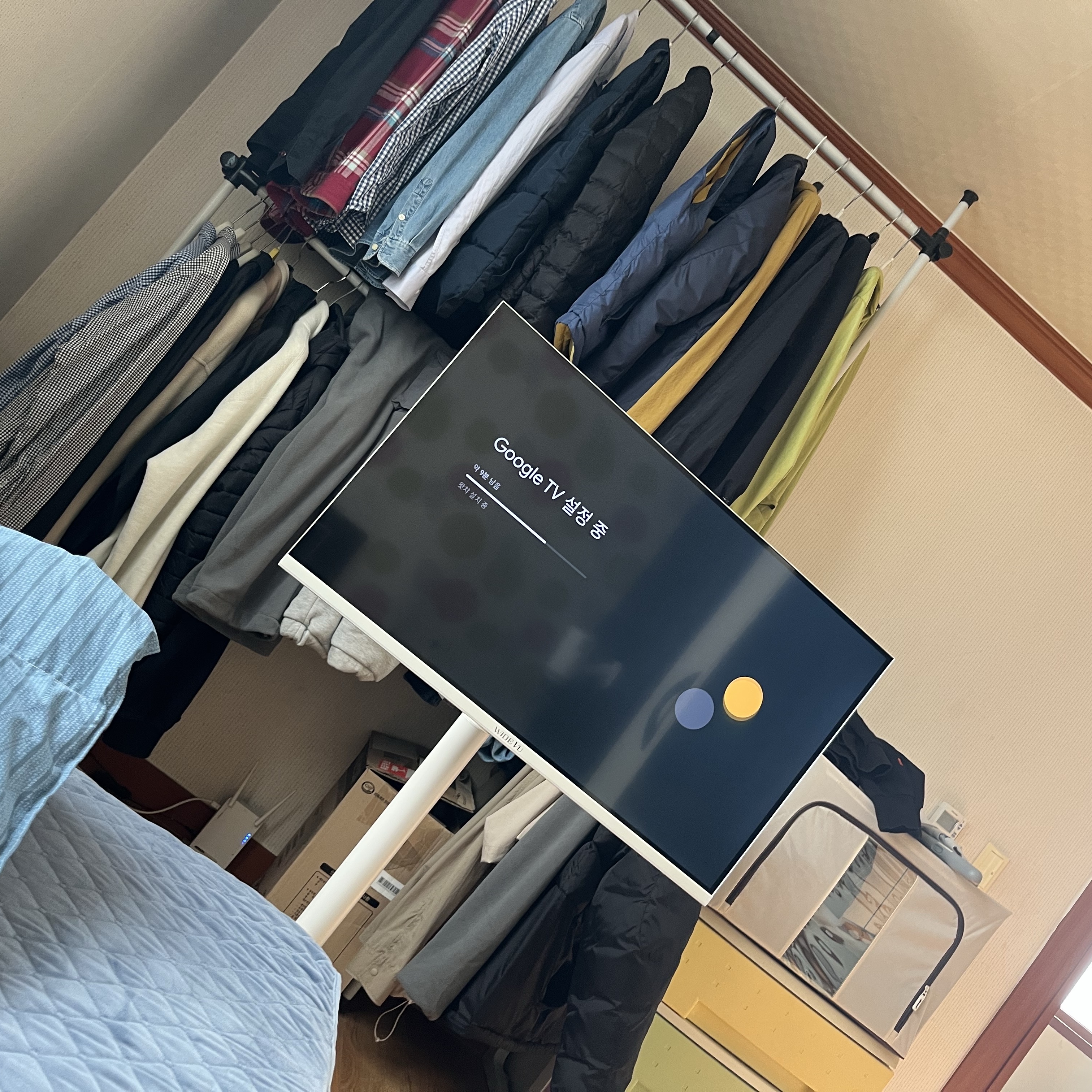 [12% 쿠폰] WIDEVU WideMovingVu White Edition V3 Set QLED 81 cm (32 in) FHD Smart Mobile TV 착용 스타일