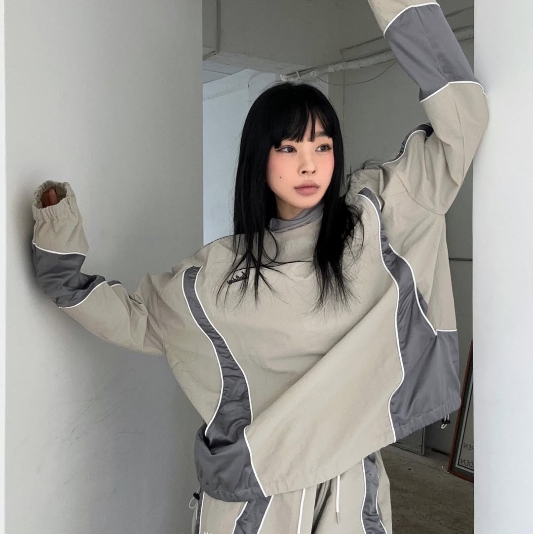Express Holiday Essential Nylon Pullover Beige, Express Holiday Essential Nylon Pullover Charcoal 착용 스타일 - 1
